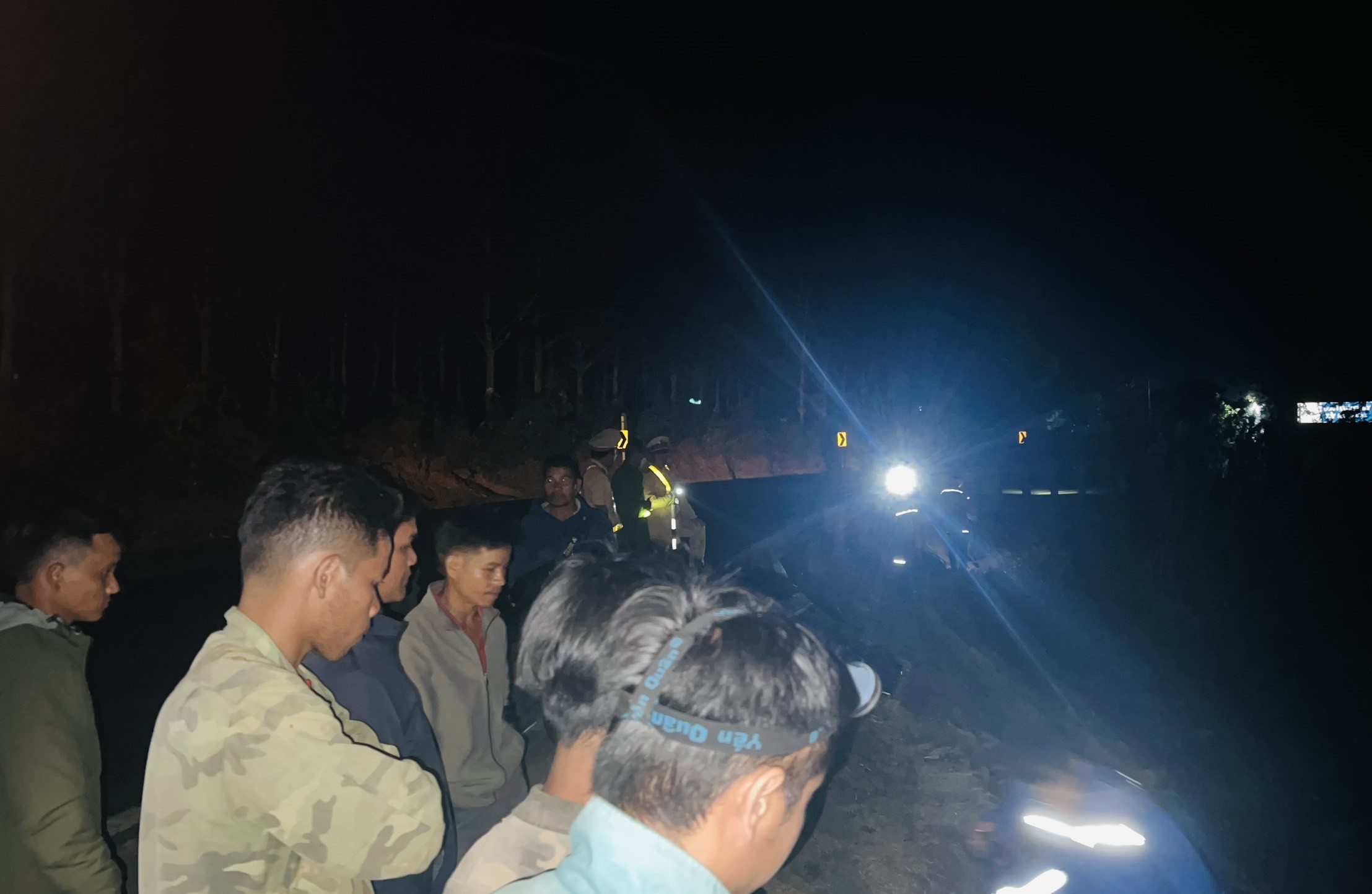 Hiện trường TNGT xe khách lao xuống vực, khiến 9 người bị thương ở Kon Tum- Ảnh 3.