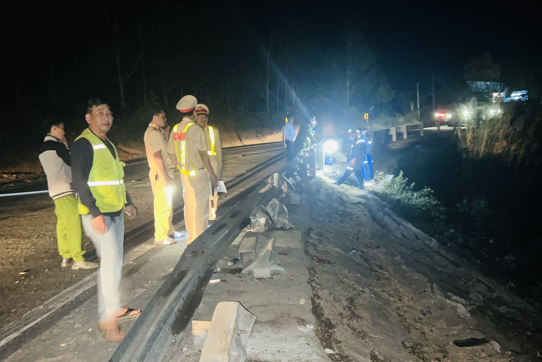 Hiện trường TNGT xe khách lao xuống vực, khiến 9 người bị thương ở Kon Tum- Ảnh 2.