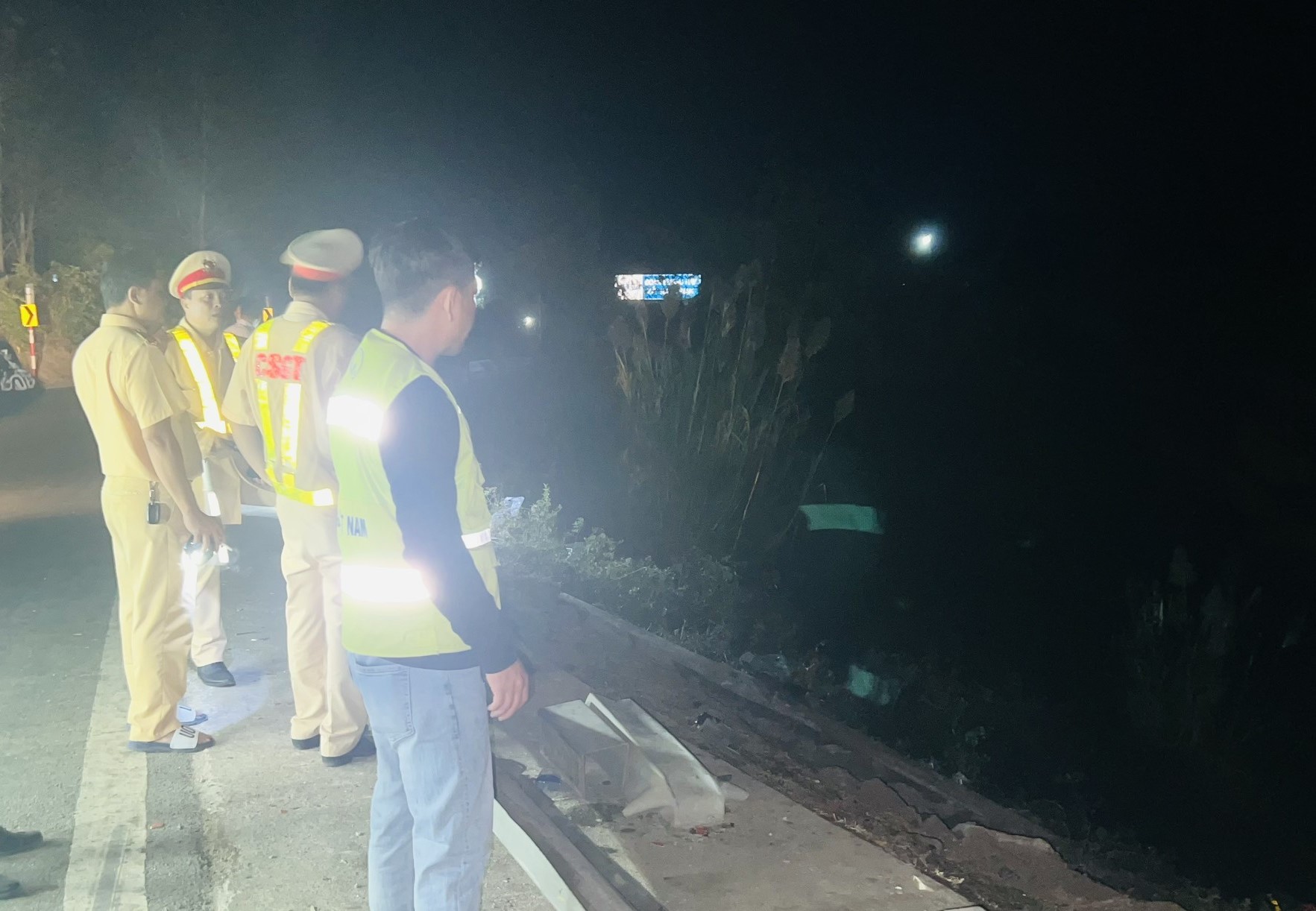 Hiện trường TNGT xe khách lao xuống vực, khiến 9 người bị thương ở Kon Tum- Ảnh 4.