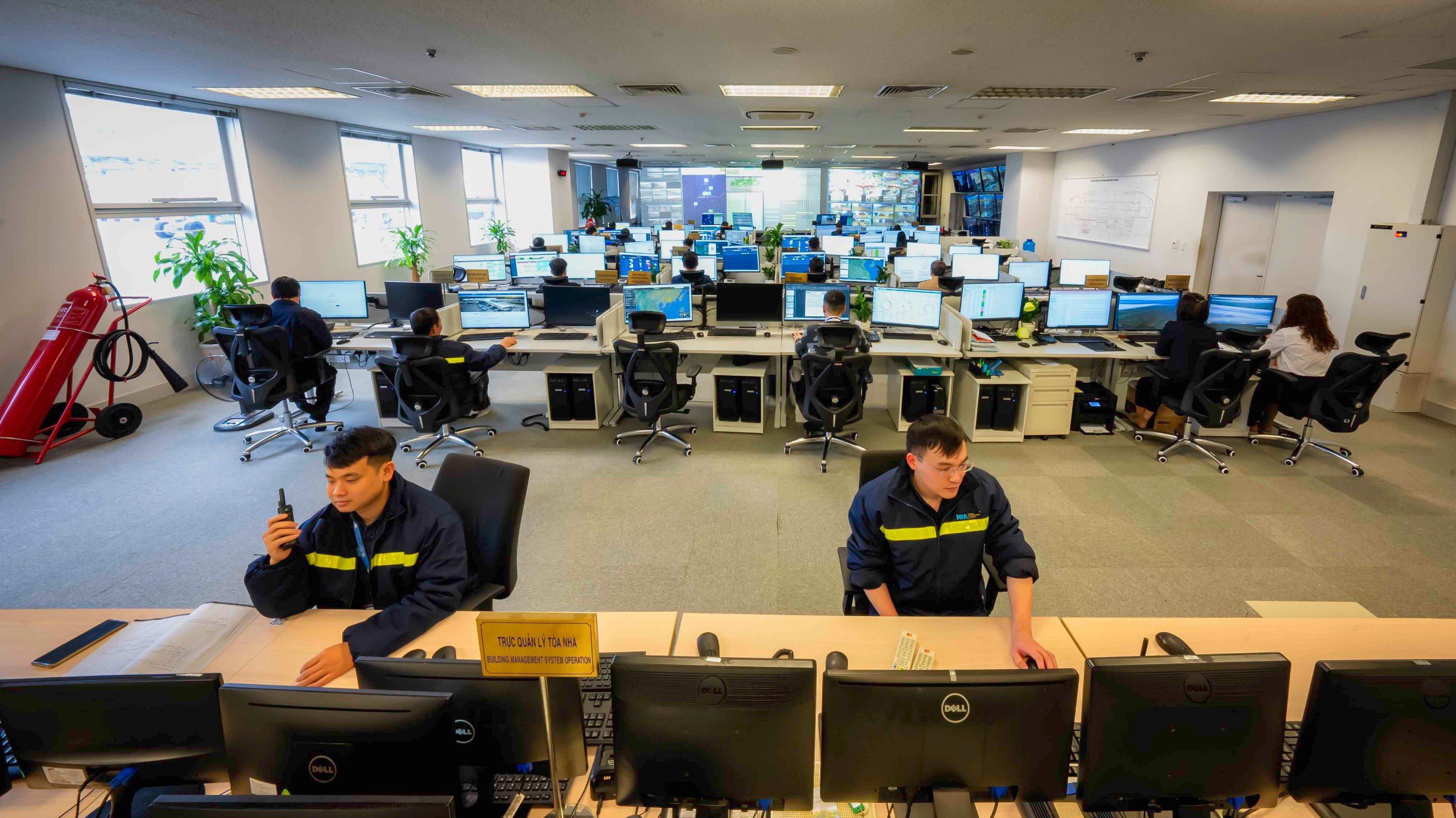 Nội Bài mở tối đa quầy thủ tục, máy soi chiếu phục vụ hơn 100 nghìn lượt khách ngày cao điểm Tết- Ảnh 4.