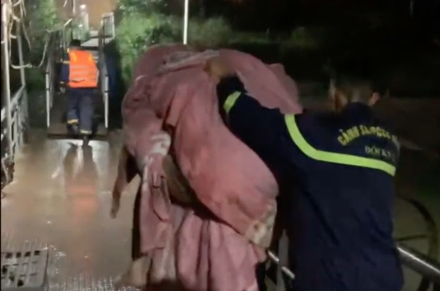 Hà Nội: Cứu người nhảy cầu Chương Dương rạng sáng- Ảnh 1.