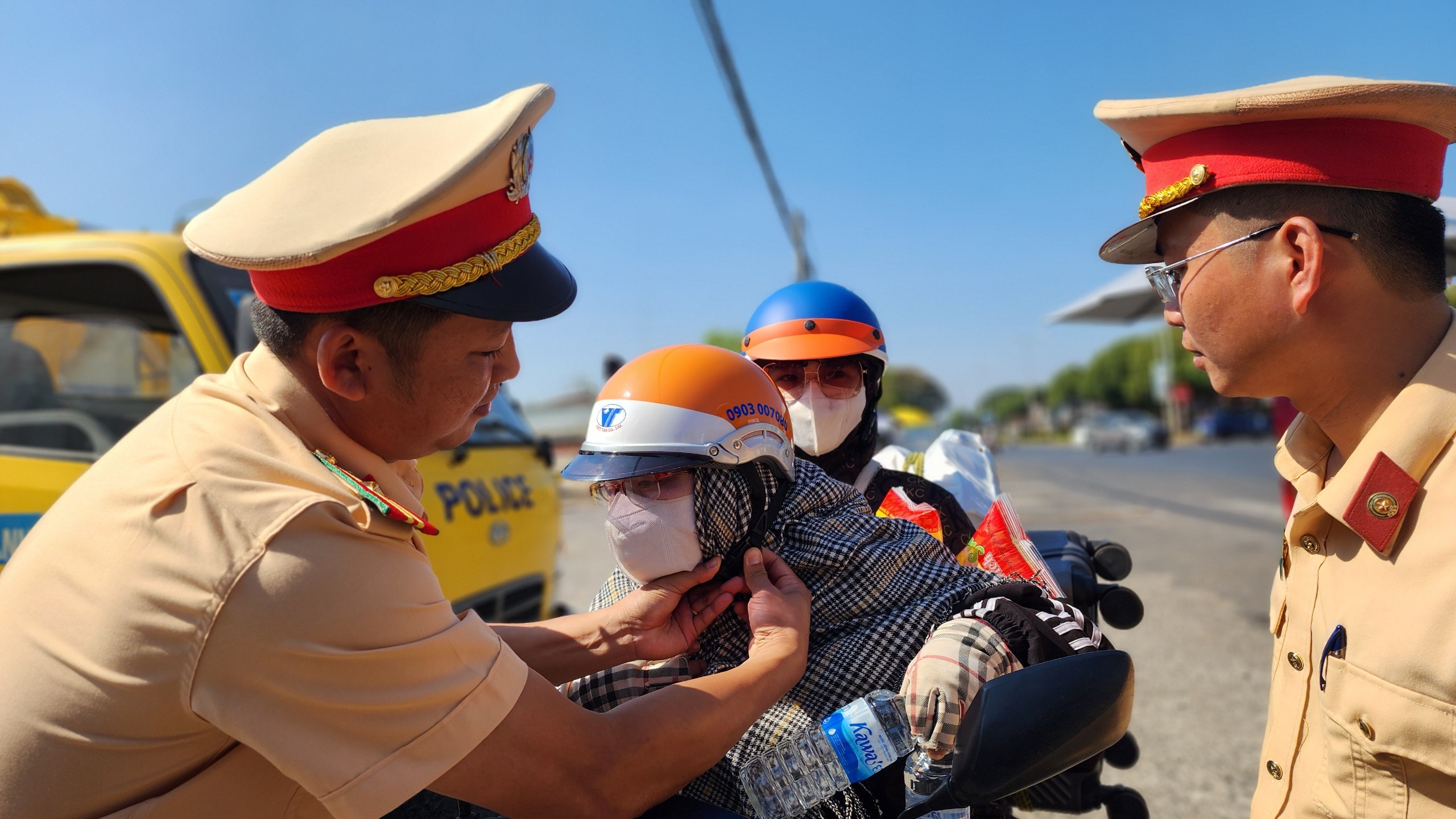 CSGT tỉnh Đắk Lắk phát nước uống, đổ xăng CSGT tỉnh Đắk Lắk phát nước uống, đổ xăng