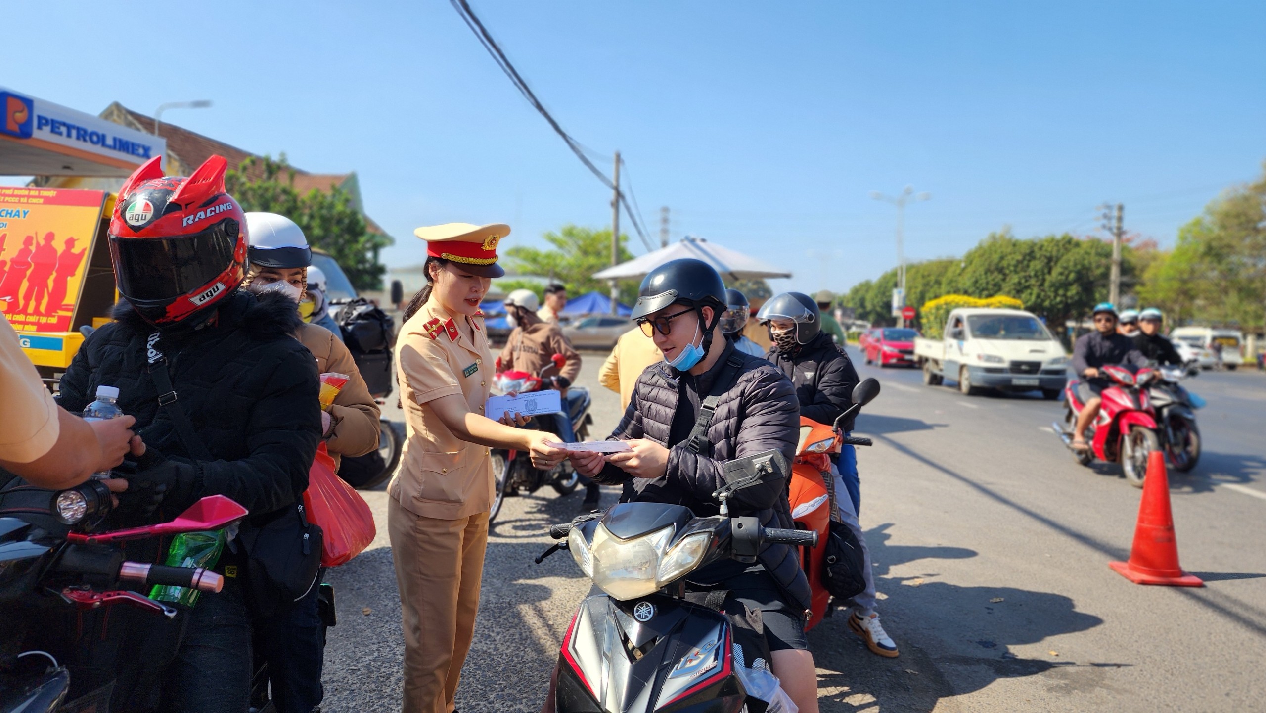 CSGT tỉnh Đắk Lắk phát nước uống, đổ xăng CSGT tỉnh Đắk Lắk phát nước uống, đổ xăng