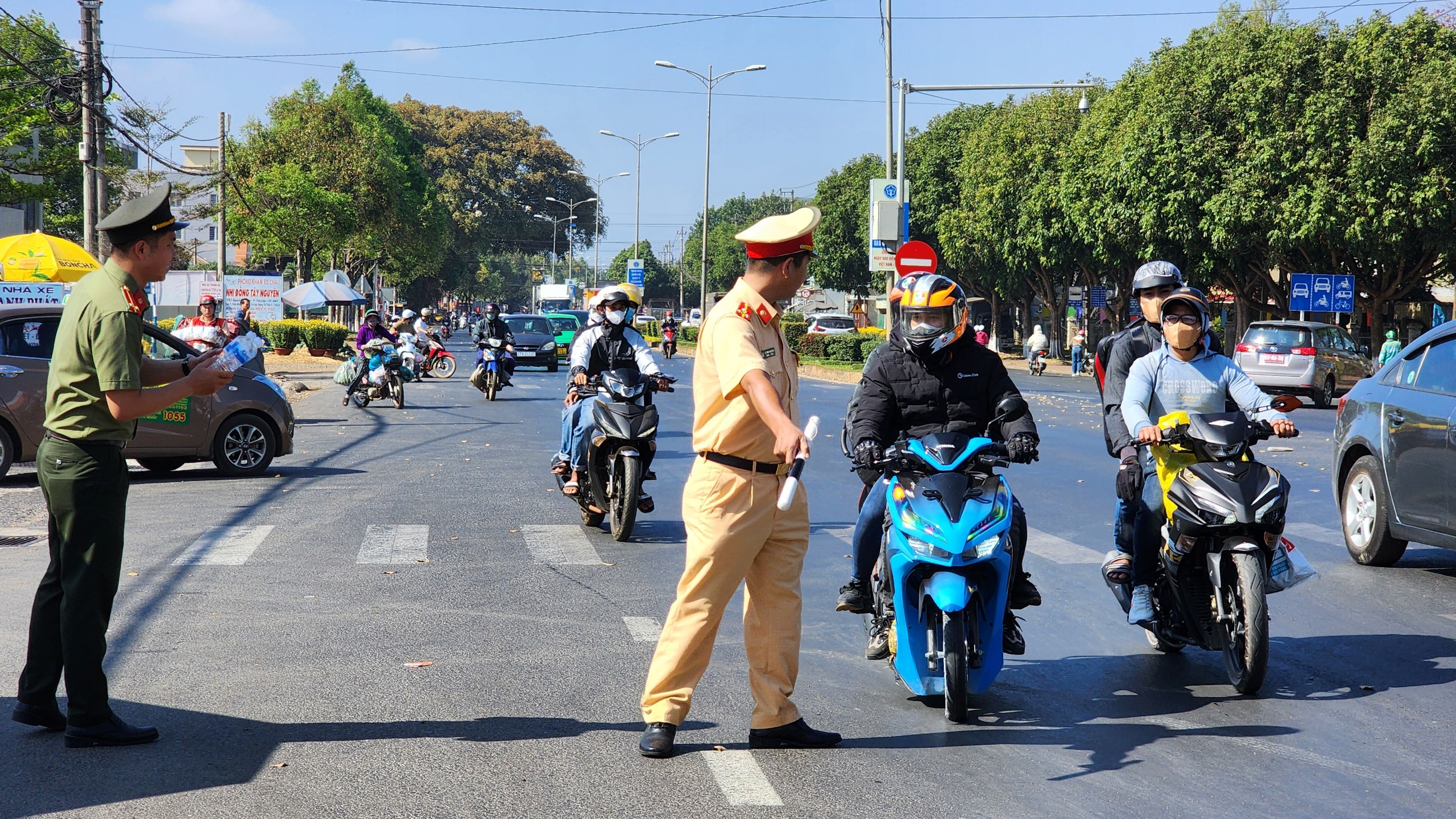 CSGT tỉnh Đắk Lắk phát nước uống, đổ xăng CSGT tỉnh Đắk Lắk phát nước uống, đổ xăng