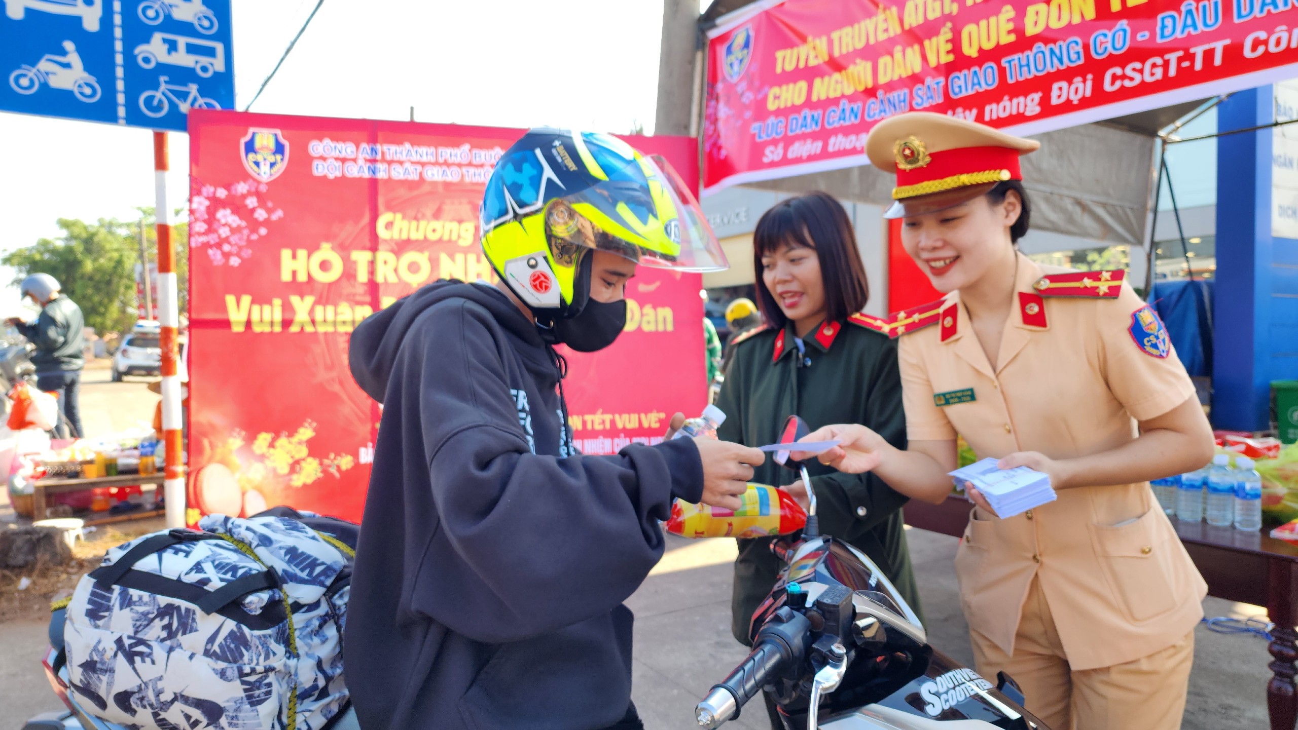 CSGT tỉnh Đắk Lắk phát nước uống, đổ xăng CSGT tỉnh Đắk Lắk phát nước uống, đổ xăng