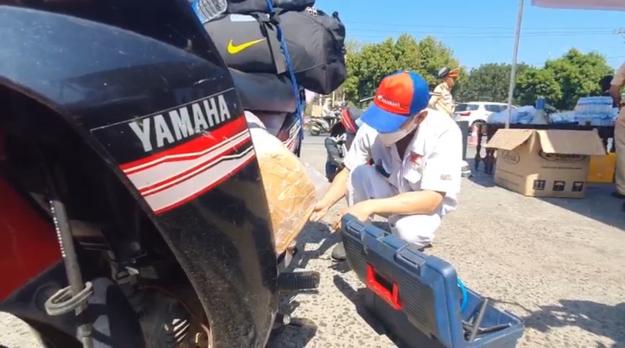 CSGT tỉnh Đắk Lắk phát nước uống, đổ xăng CSGT tỉnh Đắk Lắk phát nước uống, đổ xăng