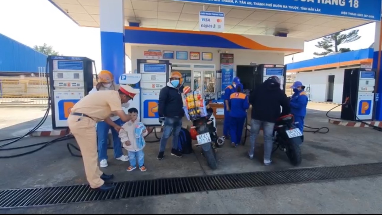 CSGT tỉnh Đắk Lắk phát nước uống, đổ xăng CSGT tỉnh Đắk Lắk phát nước uống, đổ xăng
