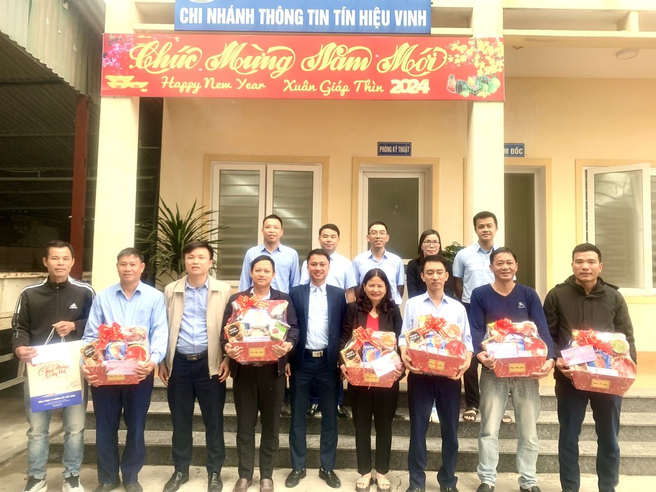 Công ty CP Thông tin tín hiệu đường sắt Vinh: Phát huy tinh thần “Đơn vị xuất sắc, dẫn đầu phong trào thi đua”- Ảnh 2.