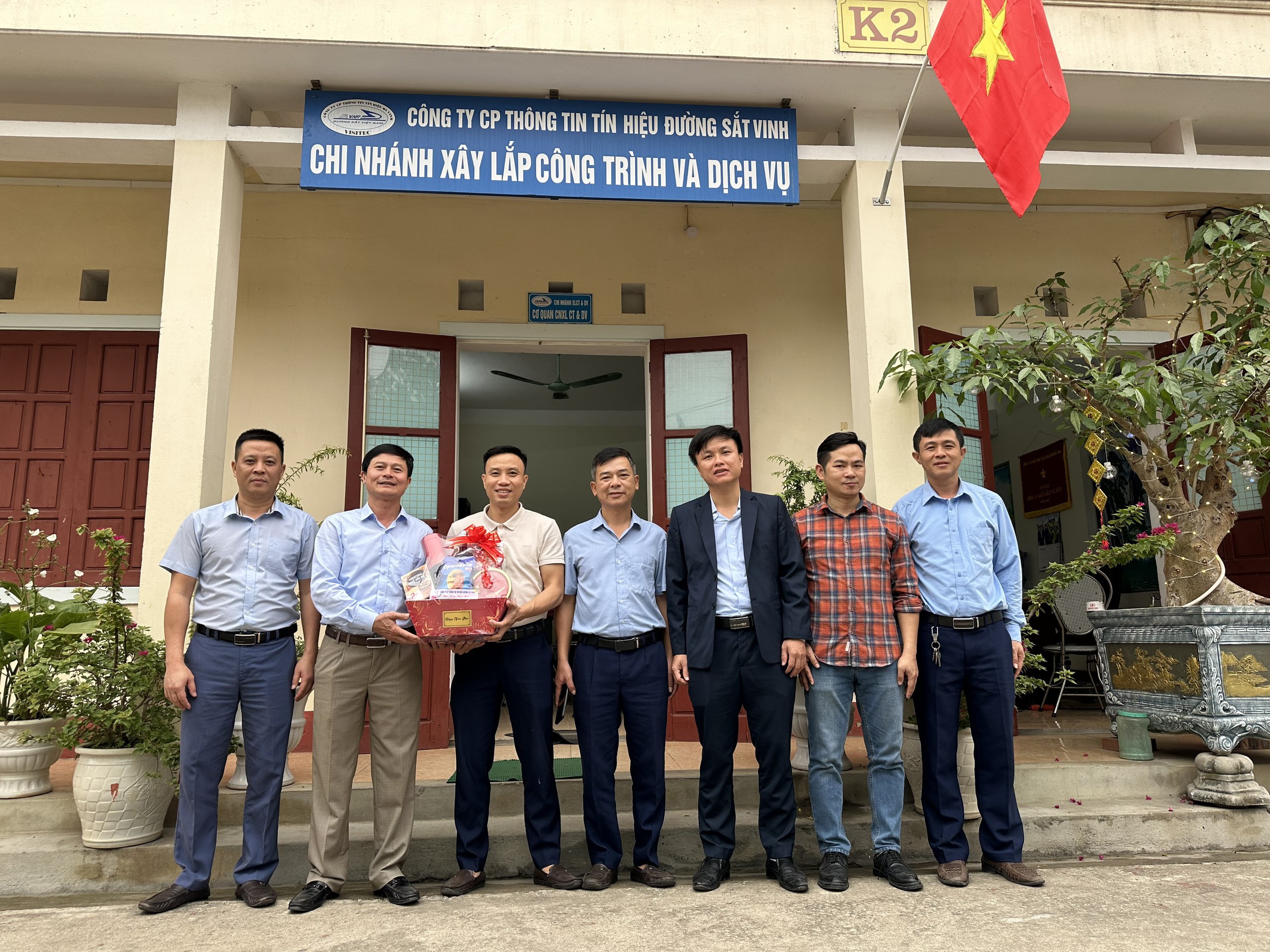Công ty CP Thông tin tín hiệu đường sắt Vinh: Phát huy tinh thần “Đơn vị xuất sắc, dẫn đầu phong trào thi đua”- Ảnh 1.
