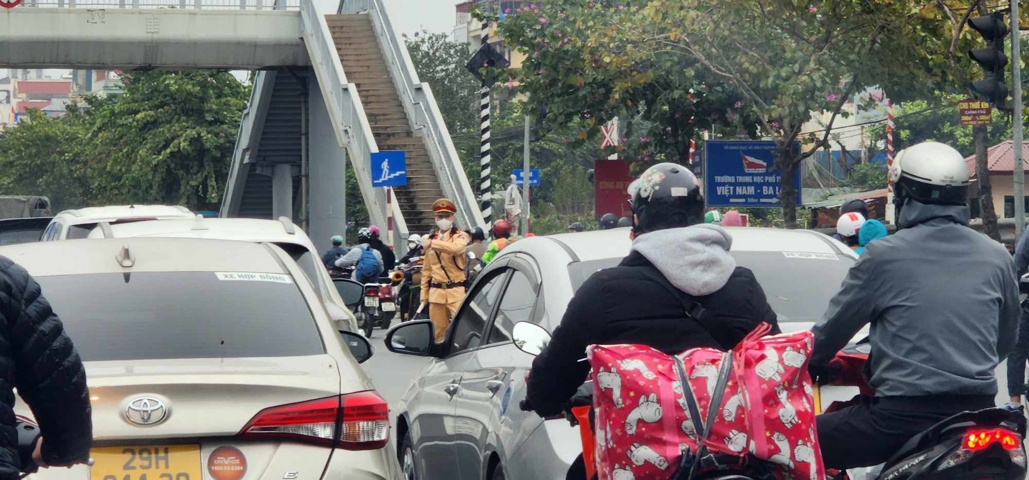 CSGT Hà Nội và các tổ công tác đặc biệt đưa người dân về quê vui xuân đón Tết Giáp Thìn- Ảnh 1.