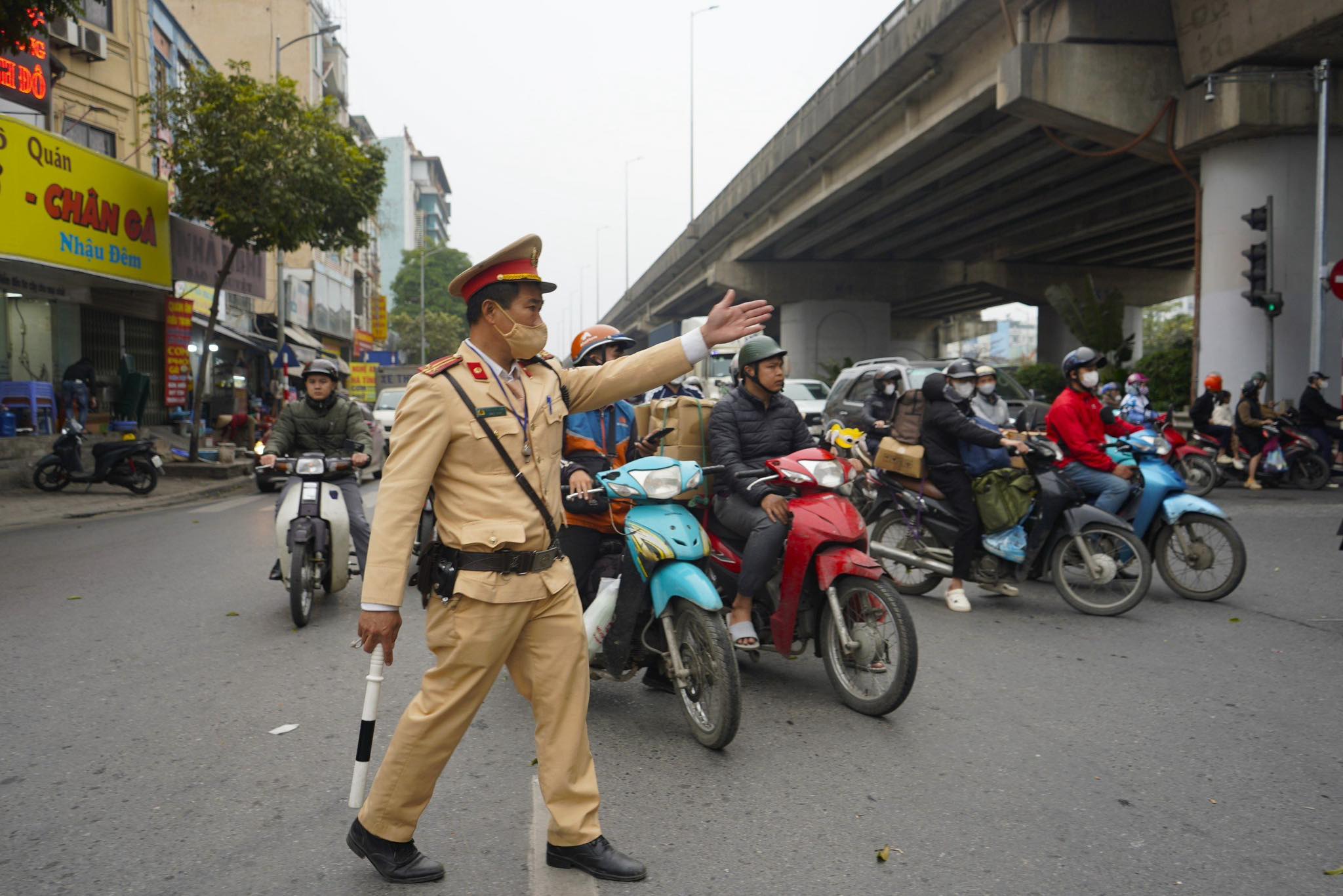 CSGT Hà Nội và các tổ công tác đặc biệt đưa người dân về quê vui xuân đón Tết Giáp Thìn- Ảnh 2.