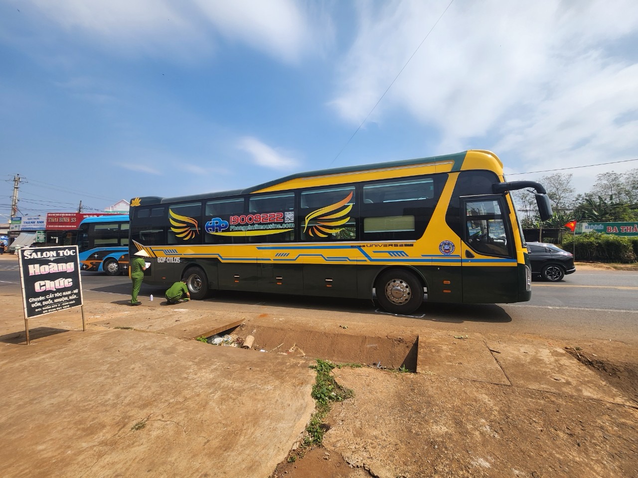 Trên đường về quê đón Tết, xe máy va chạm với xe khách ở Đắk Lắk, cháu bé 3 tuổi tử vong thương tâm- Ảnh 2.