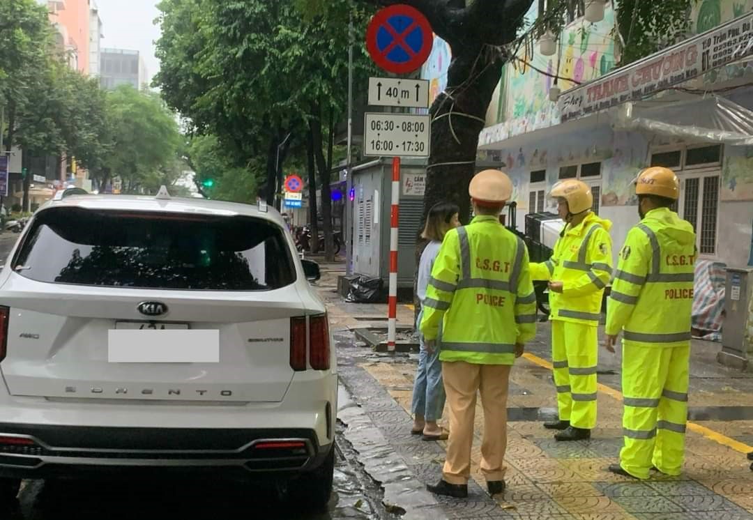 Bất chấp biển cấm, ô tô vẫn nối đuôi nhau dừng, đỗ trên đường phố trung tâm Đà Nẵng- Ảnh 3.