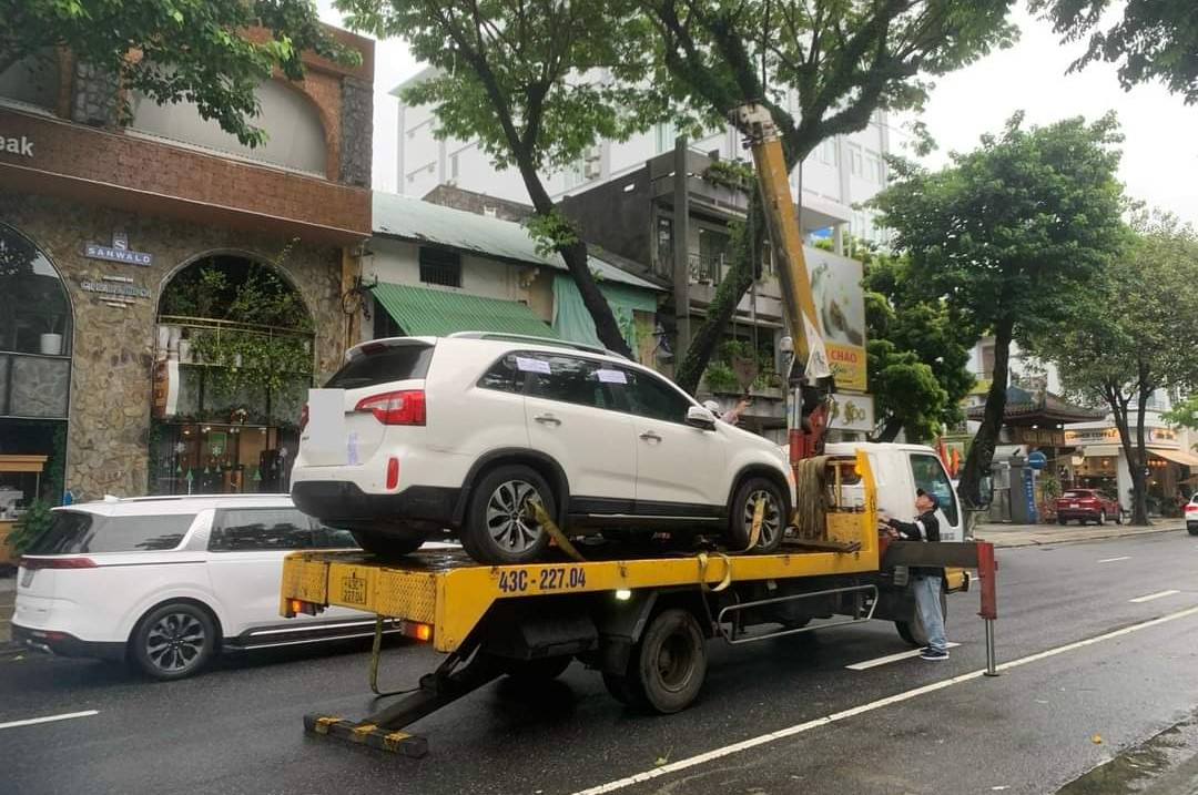 Bất chấp biển cấm, ô tô vẫn nối đuôi nhau dừng, đỗ trên đường phố trung tâm Đà Nẵng- Ảnh 2.