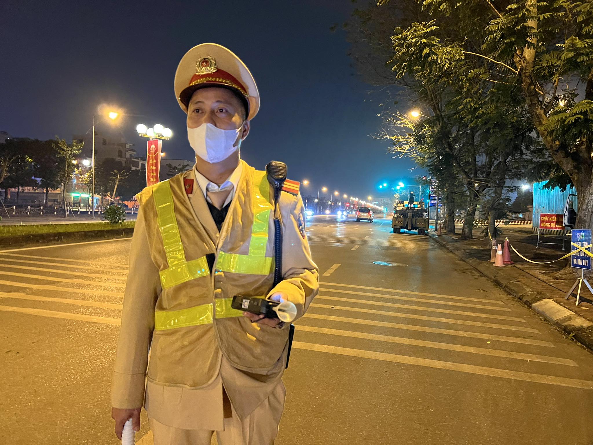 Xuyên đêm, đảm bảo ATGT cho nhân dân vui xuân đón Giao thừa- Ảnh 1.