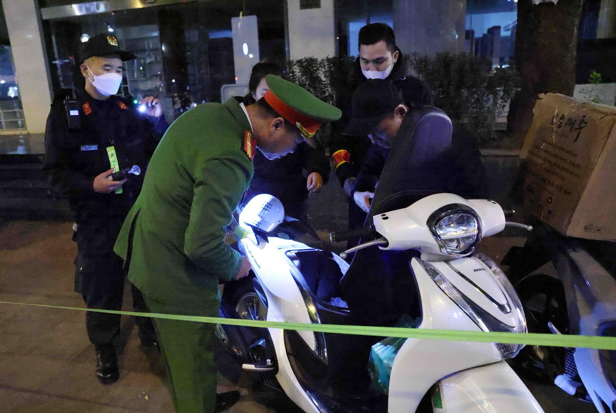 Xuyên đêm, đảm bảo ATGT cho nhân dân vui xuân đón Giao thừa- Ảnh 4.