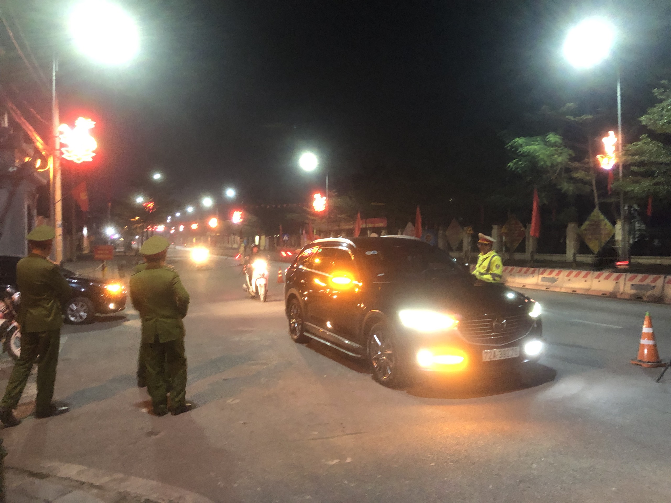 Xuyên đêm, đảm bảo ATGT cho nhân dân vui xuân đón Giao thừa- Ảnh 11.