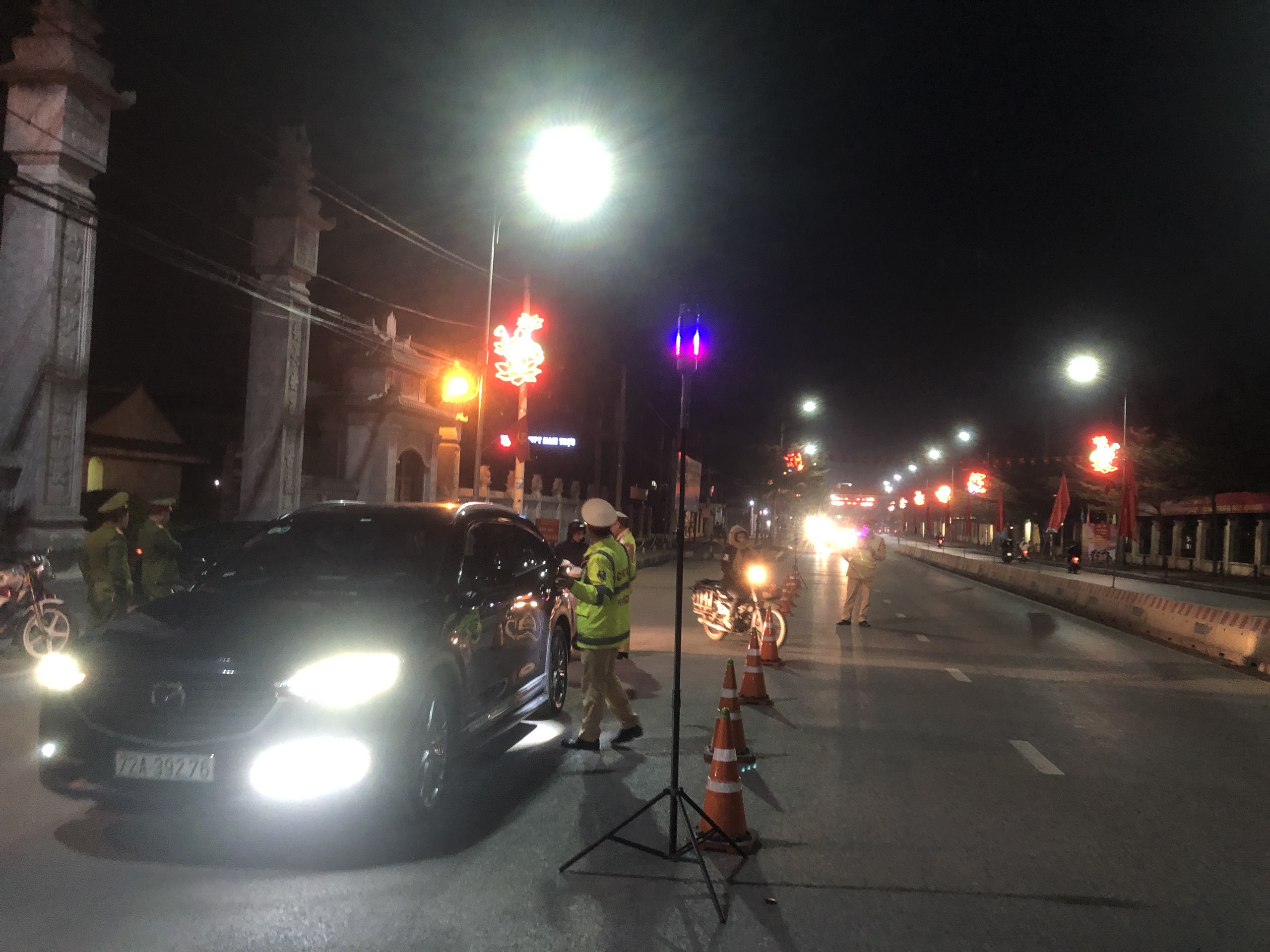 Xuyên đêm, đảm bảo ATGT cho nhân dân vui xuân đón Giao thừa- Ảnh 10.