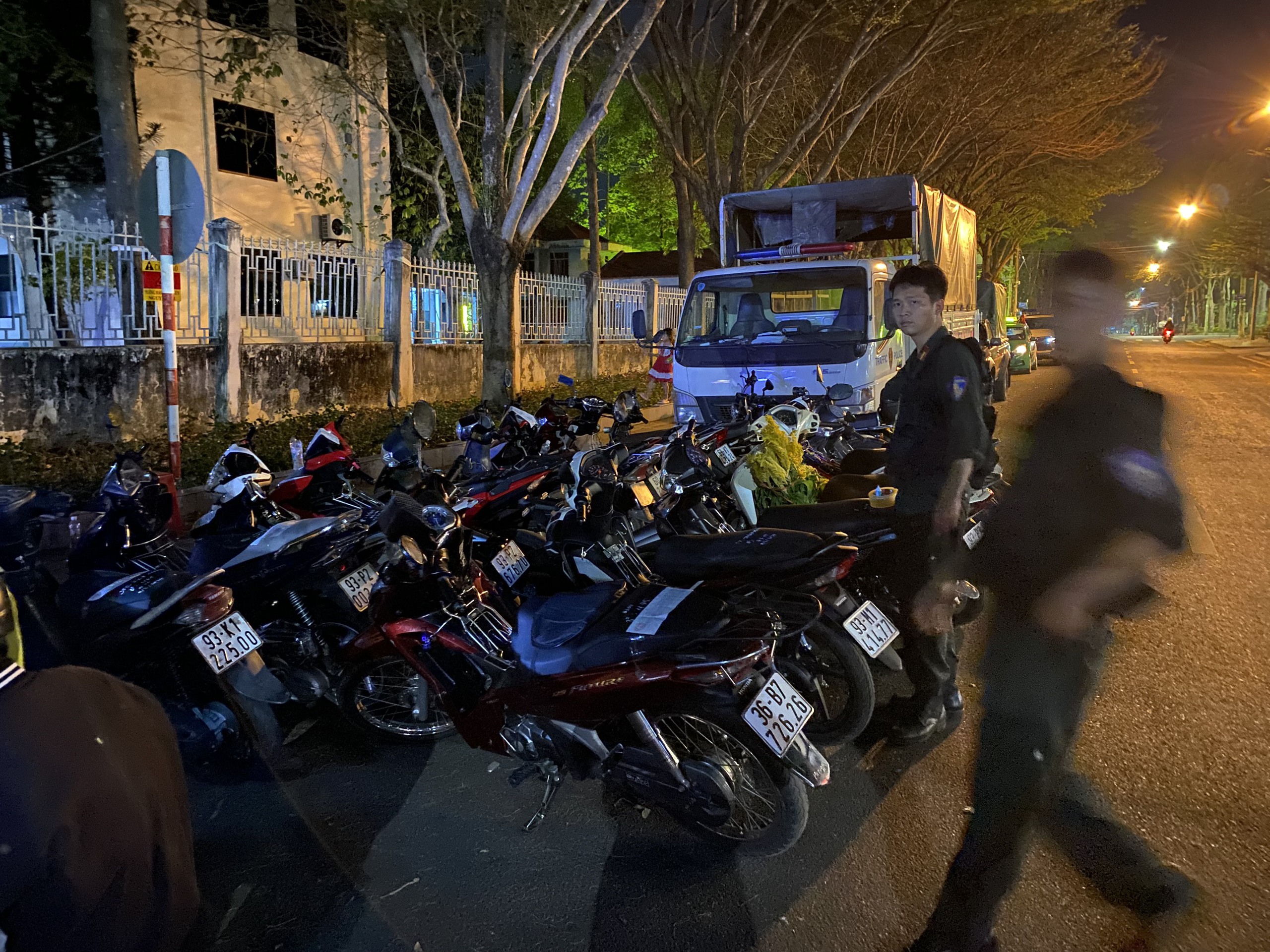 Xuyên đêm, đảm bảo ATGT cho nhân dân vui xuân đón Giao thừa- Ảnh 15.