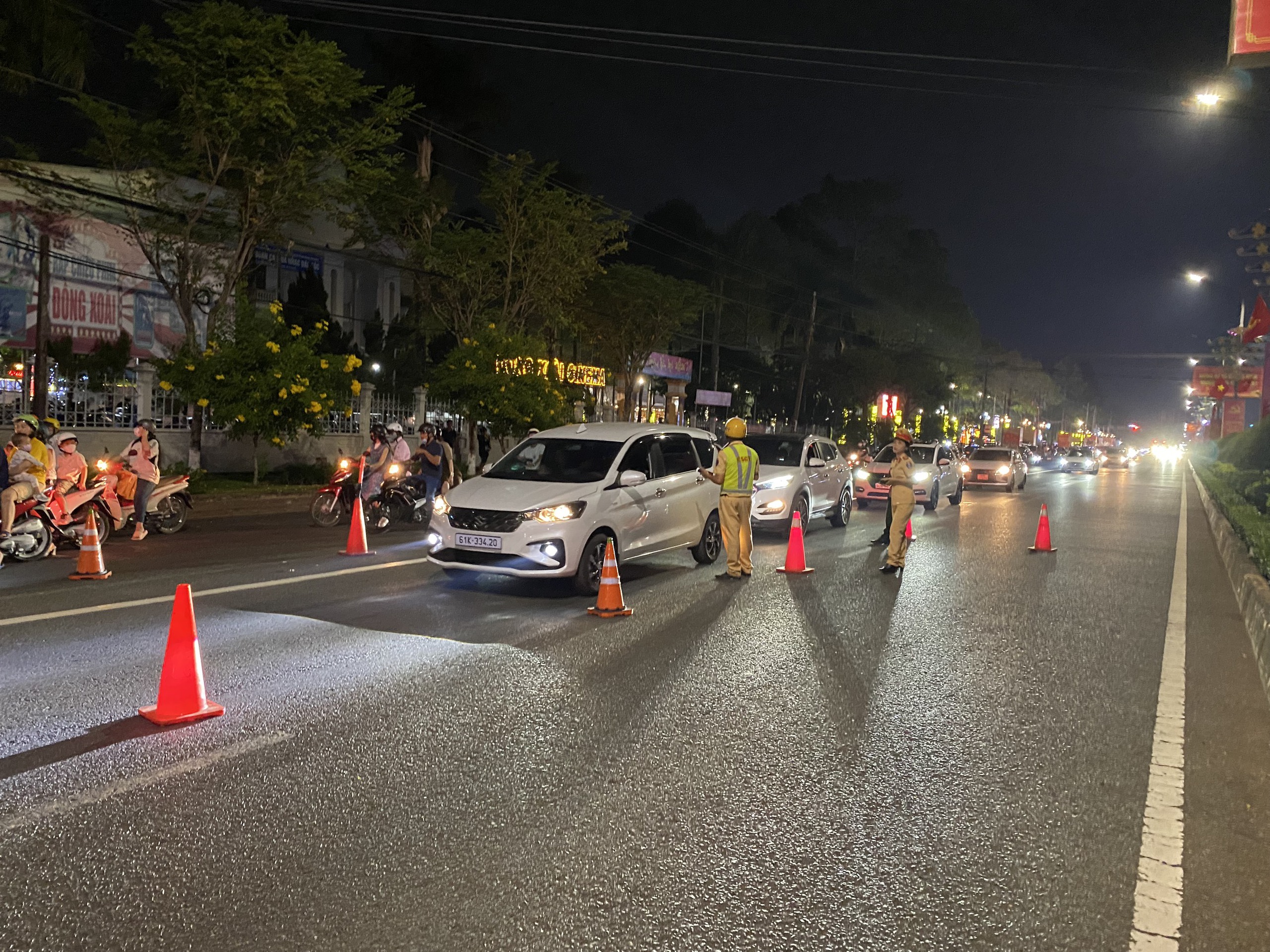 Xuyên đêm, đảm bảo ATGT cho nhân dân vui xuân đón Giao thừa- Ảnh 17.