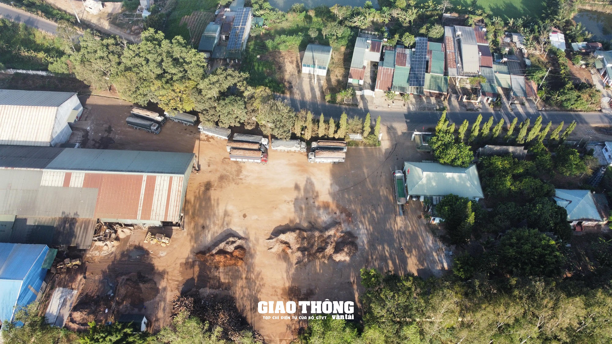 Phó Giám đốc Công an tỉnh Đắk Lắk trực tiếp chỉ đạo xử lý hàng loạt xe quá khổ, quá tải- Ảnh 1.