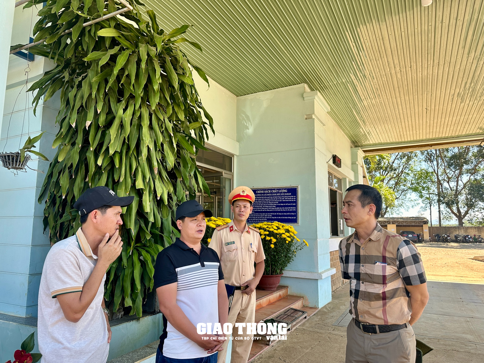 Phó Giám đốc Công an tỉnh Đắk Lắk trực tiếp chỉ đạo xử lý hàng loạt xe quá khổ, quá tải- Ảnh 2.