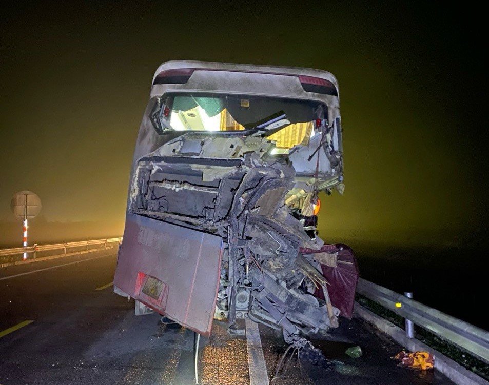 TNGT nghiêm trọng trên cao tốc Cam Lộ - La Sơn khiến 2 người tử vong, 4 người bị thương- Ảnh 3.