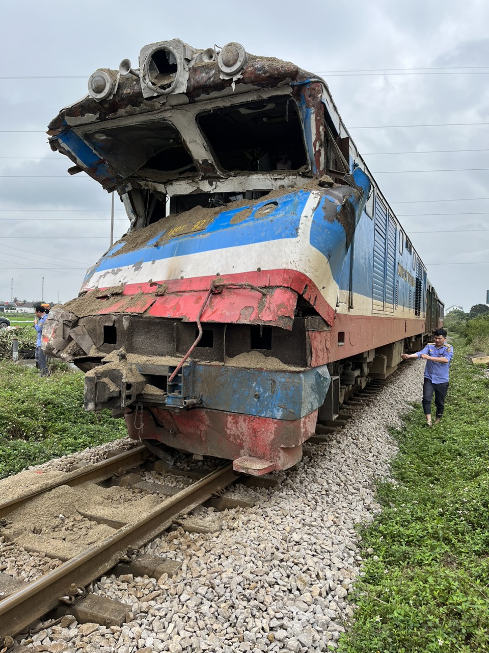 Video: Hiện trường xe tải băng qua đường sắt bị tàu hỏa hất văng- Ảnh 2. Video: Hiện trường xe tải băng qua đường sắt bị tàu hỏa hất văng- Ảnh 2.