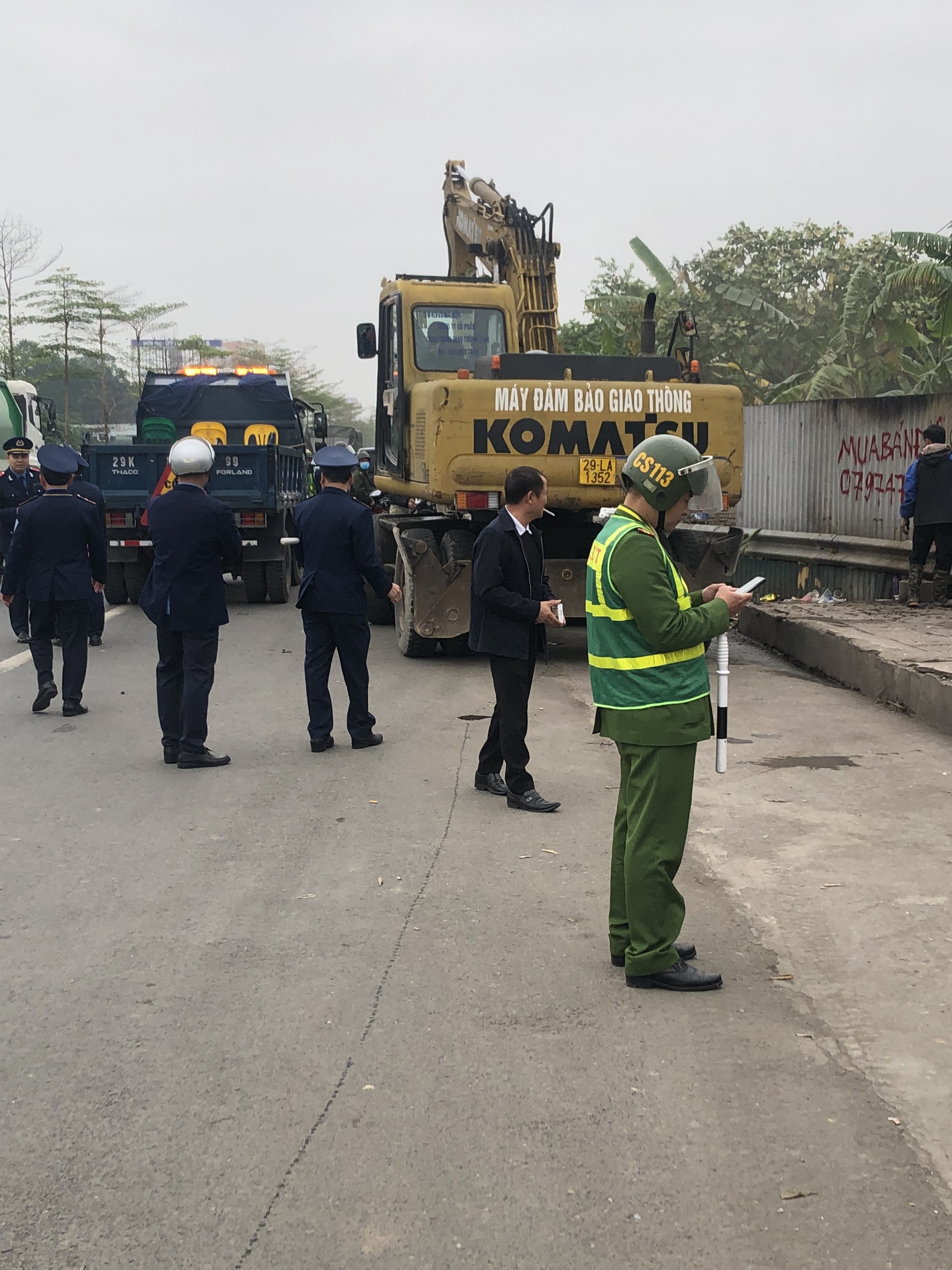 Ra quân xử lý, giải tỏa vi phạm hành lang ATGT trên QL2 đoạn qua Hà Nội - Ảnh 3.