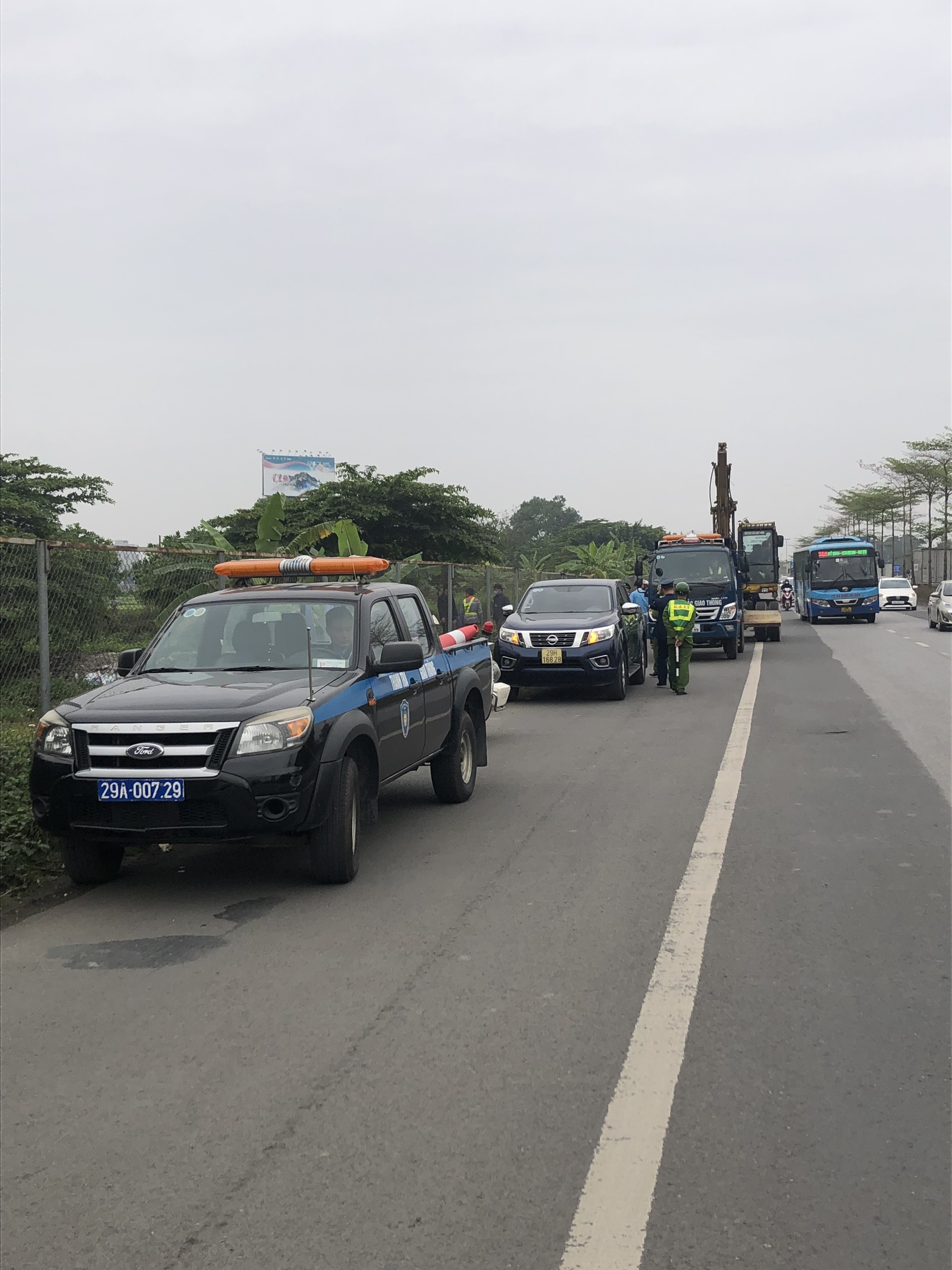 Ra quân xử lý, giải tỏa vi phạm hành lang ATGT trên QL2 đoạn qua Hà Nội - Ảnh 6.