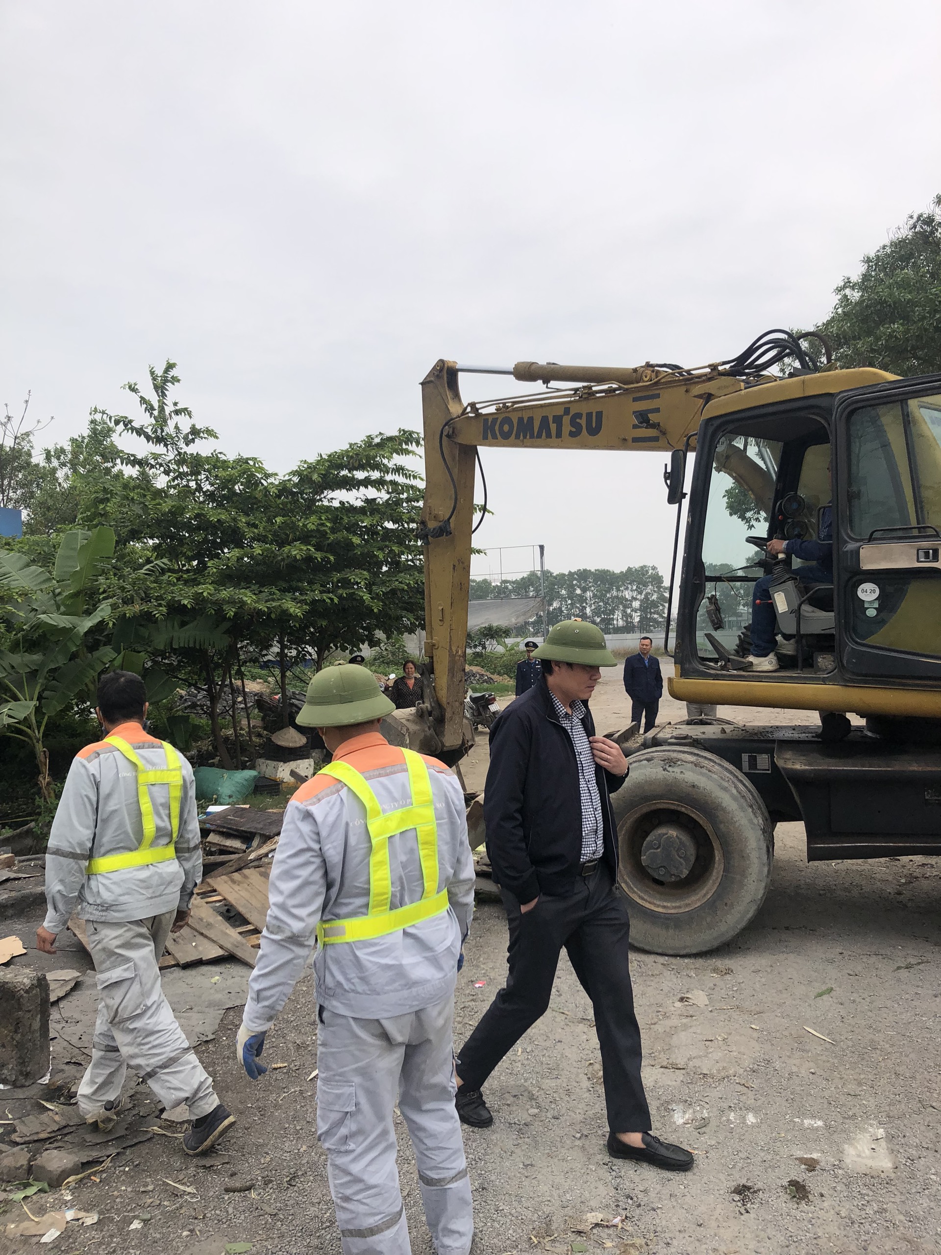 Ra quân xử lý, giải tỏa vi phạm hành lang ATGT trên QL2 đoạn qua Hà Nội - Ảnh 4.