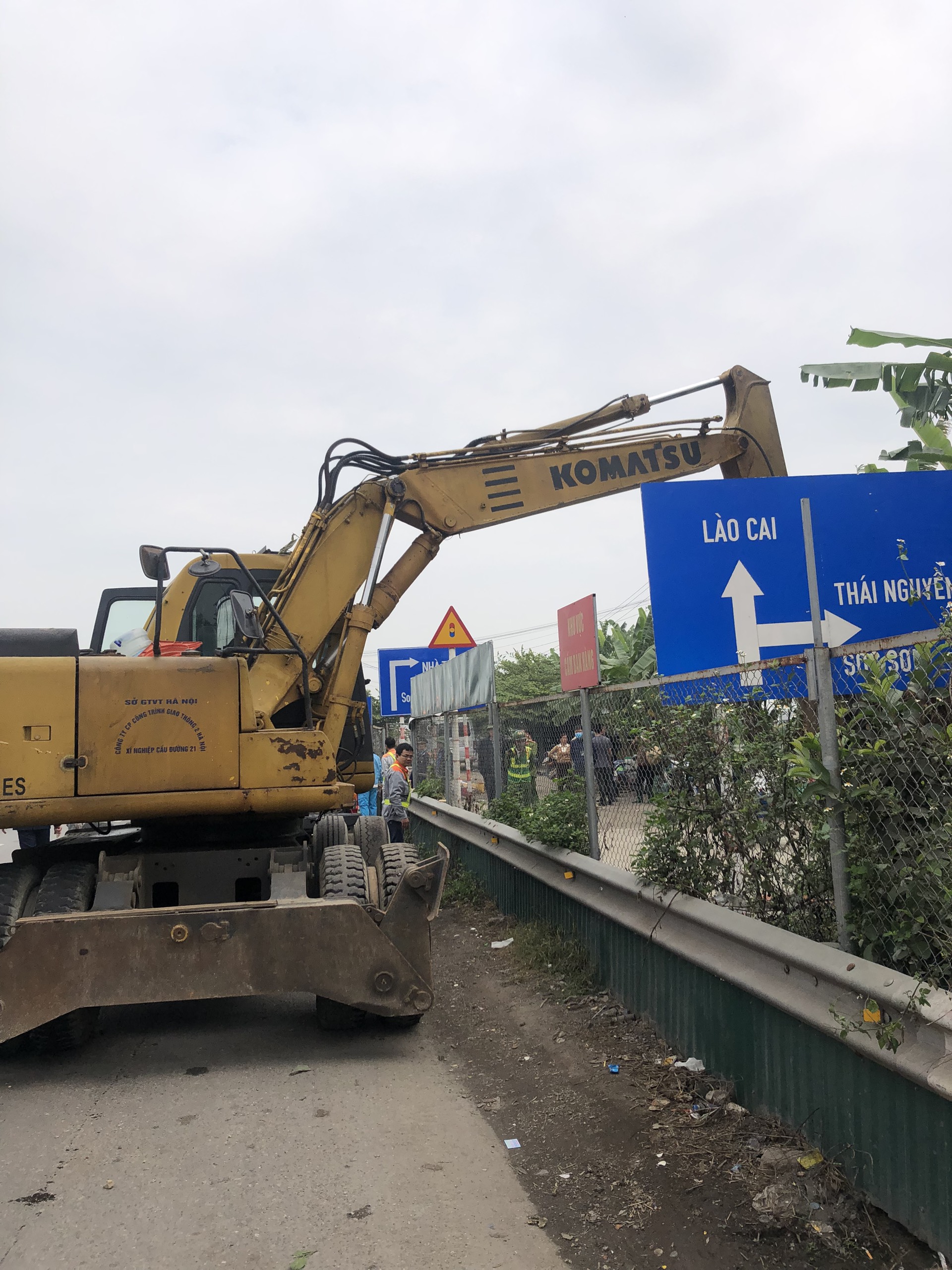 Ra quân xử lý, giải tỏa vi phạm hành lang ATGT trên QL2 đoạn qua Hà Nội - Ảnh 5.