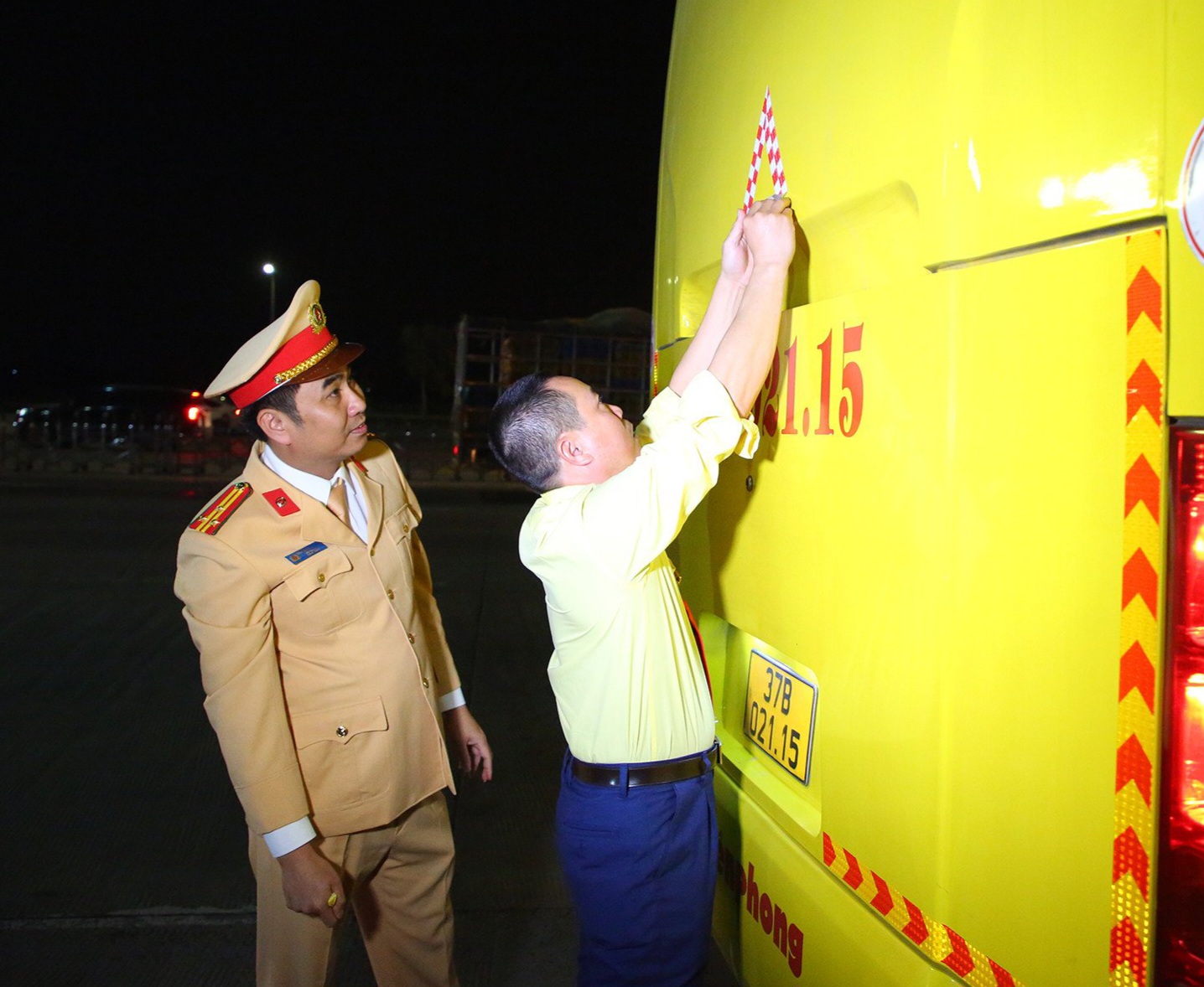 CSGT dán phản quang cho phương tiện, hướng dẫn lái xe phòng ngừa TNGT trên cao tốc- Ảnh 1.