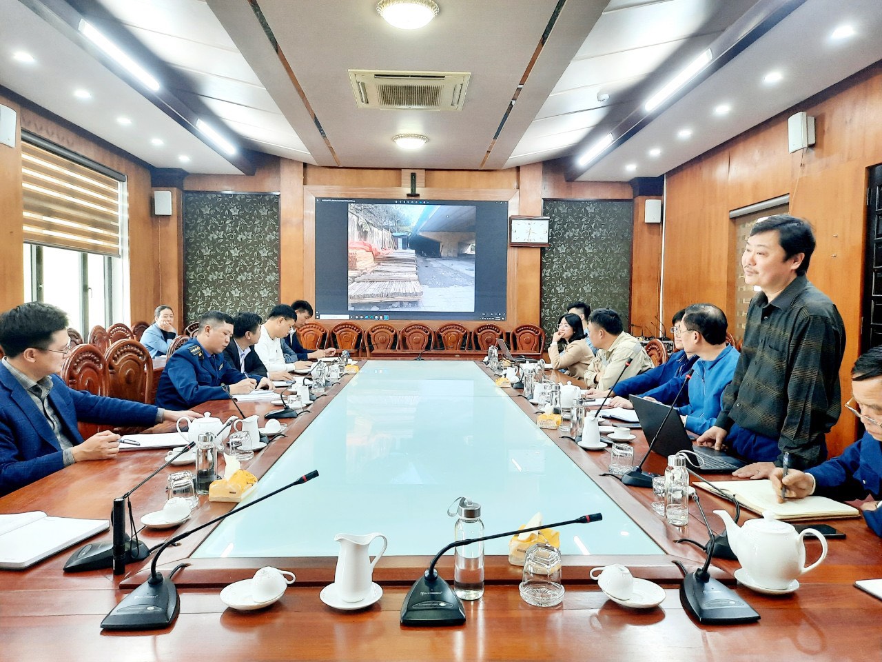 Mạnh tay giải tỏa vi phạm gầm cầu vượt Thịnh Đán - TP. Thái Nguyên- Ảnh 1.