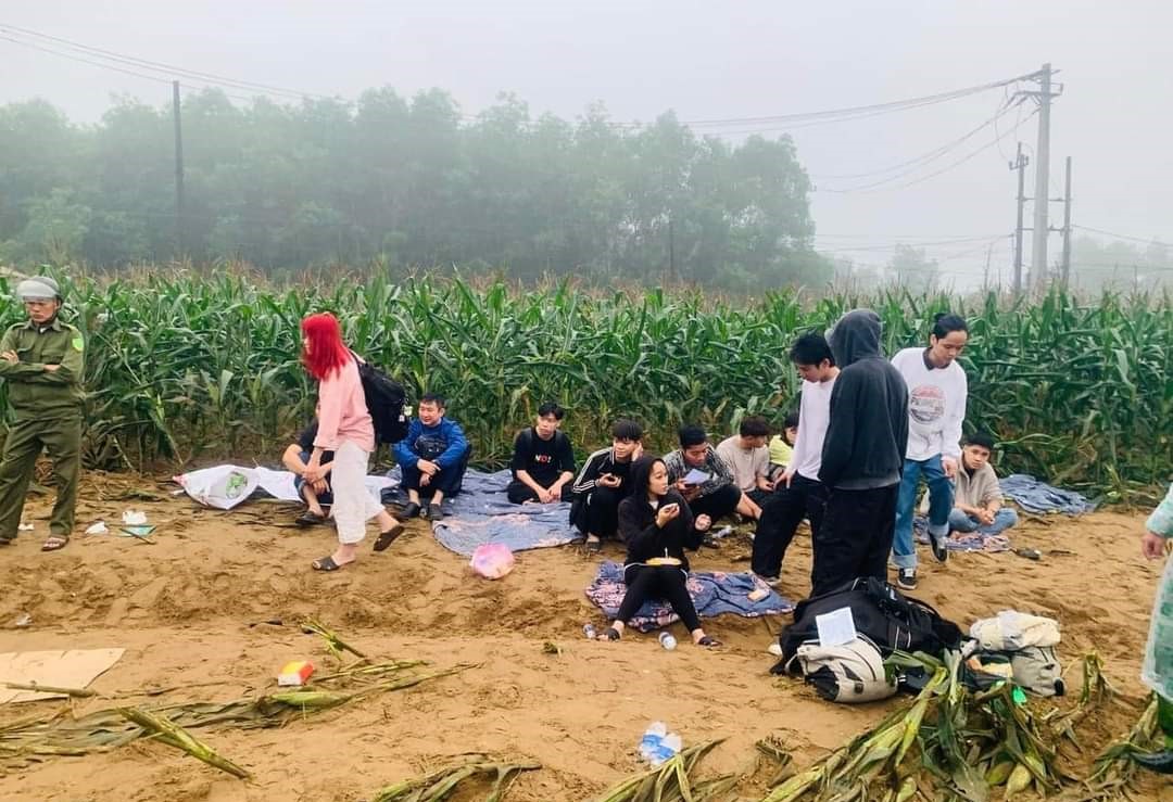 Hiện trường xe khách lật trên QL1 qua tỉnh Quảng Trị, 13 người bị thương - Ảnh 2.