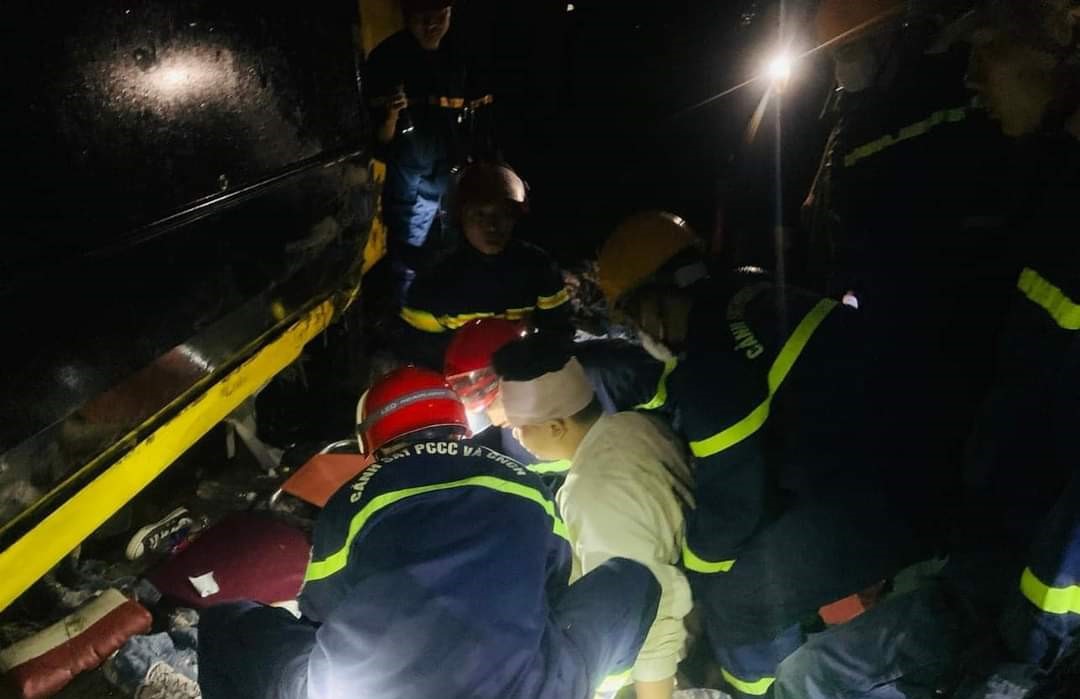 Hiện trường xe khách lật trên QL1 qua tỉnh Quảng Trị, 13 người bị thương - Ảnh 5.