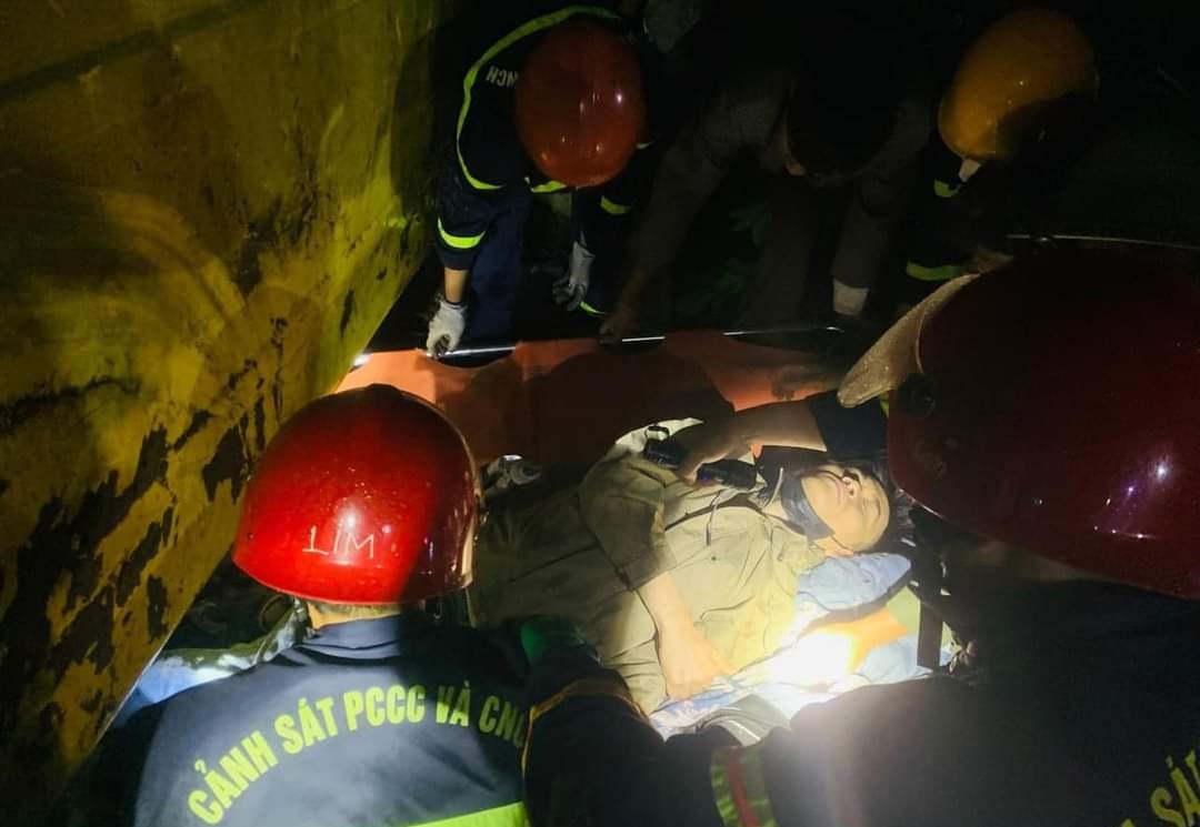 Hiện trường xe khách lật trên QL1 qua tỉnh Quảng Trị, 13 người bị thương - Ảnh 4.