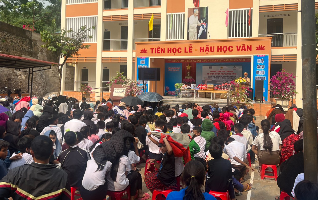 Trao tặng mũ bảo hiểm, phổ biến pháp luật ATGT cho học sinh miền núi Quảng Trị- Ảnh 1.