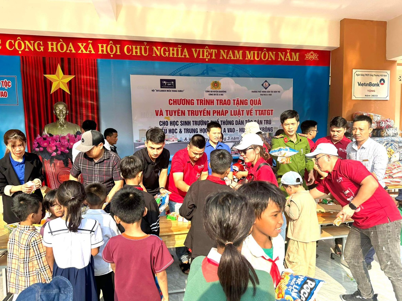 Trao tặng mũ bảo hiểm, phổ biến pháp luật ATGT cho học sinh miền núi Quảng Trị- Ảnh 2.