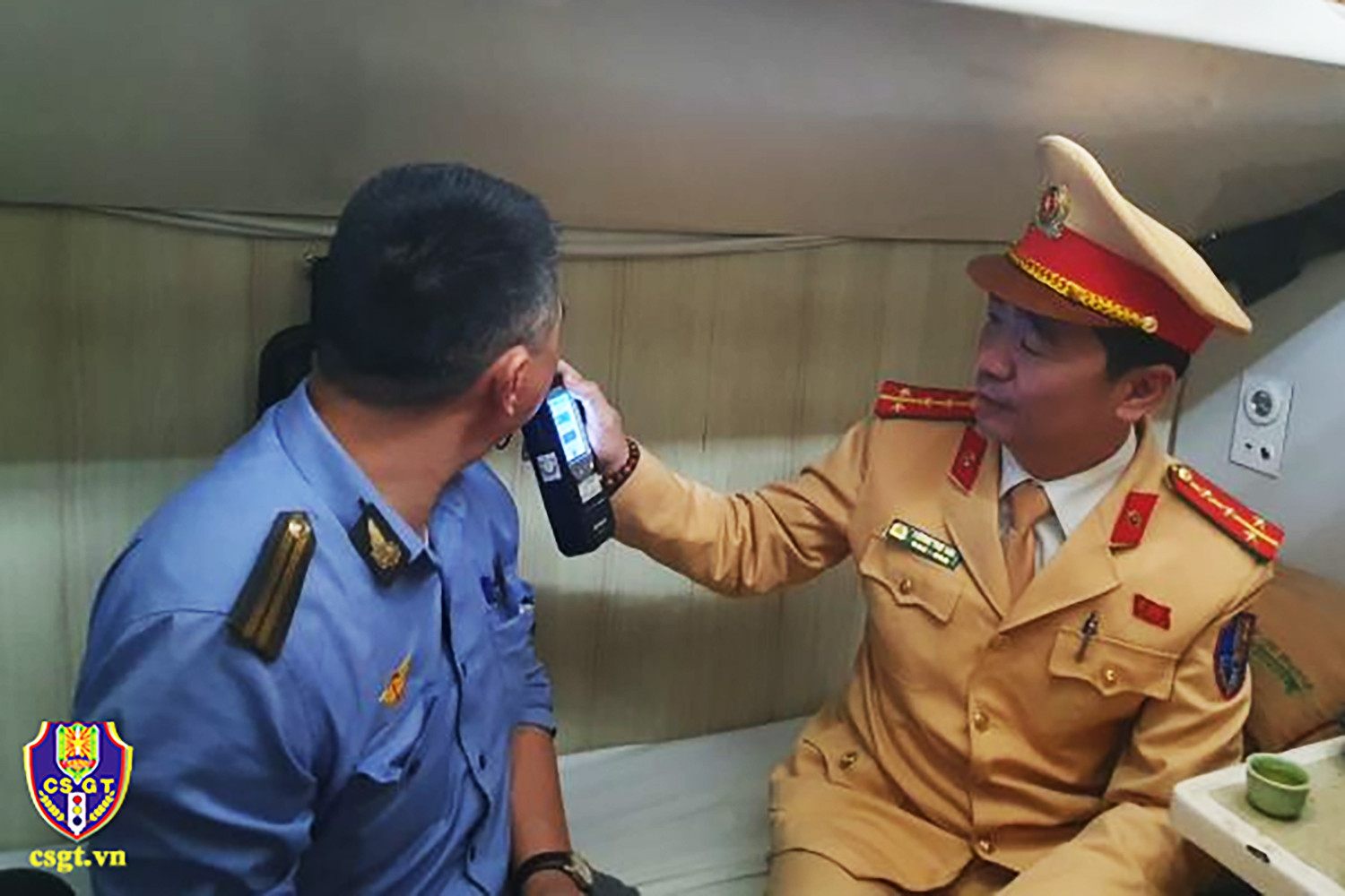 Phát hiện 232 cán bộ, công chức lái xe vi phạm nồng độ cồn- Ảnh 2. Phát hiện 232 cán bộ, công chức lái xe vi phạm nồng độ cồn- Ảnh 2.