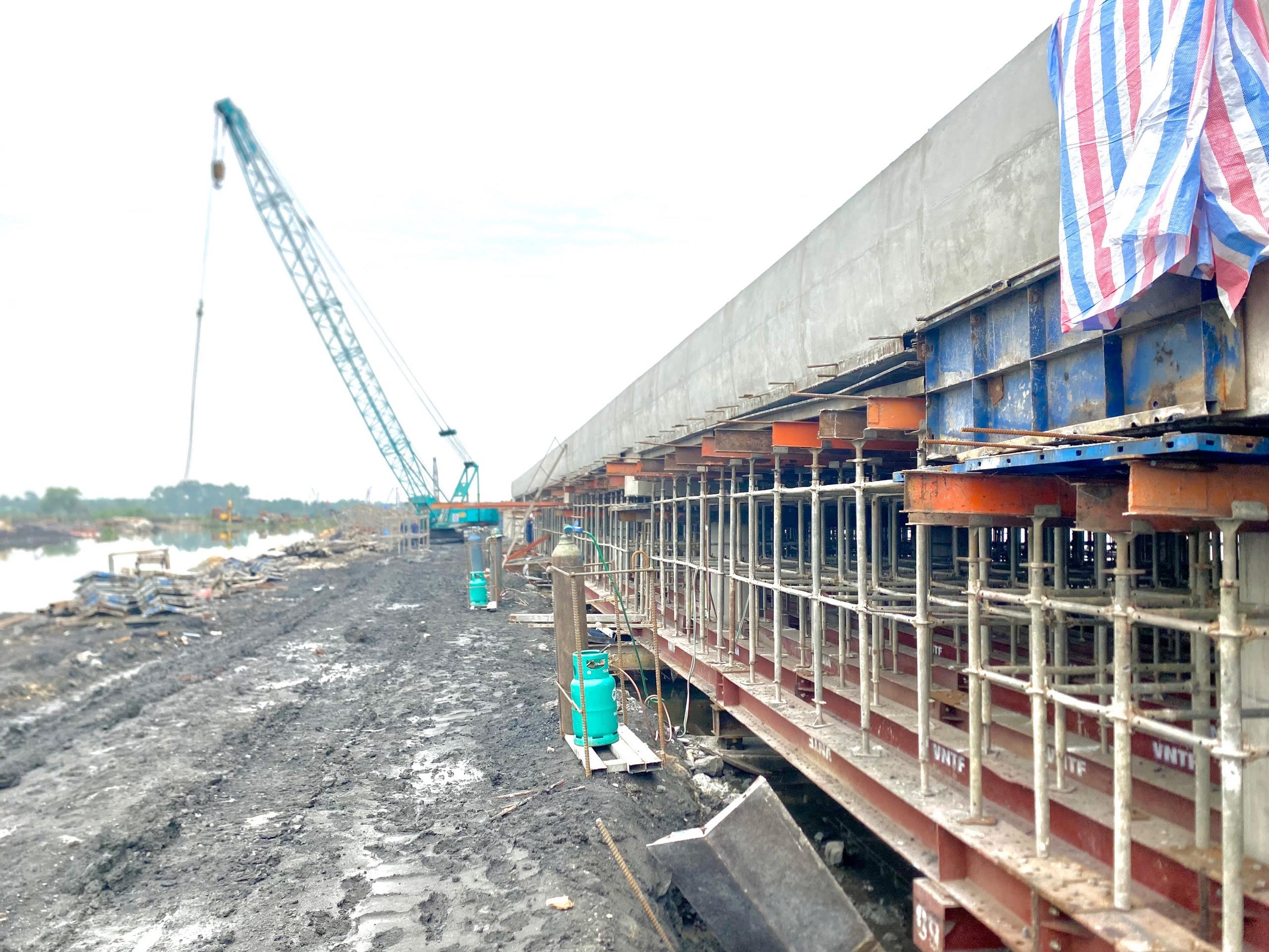 Đẩy nhanh tiến độ đường ven sông kết nối từ cao tốc Hạ Long - Hải Phòng đến thị xã Đông Triều- Ảnh 1.