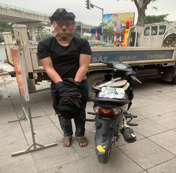 Cảnh sát 141 Hà Nội thu giữ 1 súng ngắn, 9 viên đạn của đối tượng tham gia giao thông- Ảnh 1. Cảnh sát 141 Hà Nội thu giữ 1 súng ngắn, 9 viên đạn của đối tượng tham gia giao thông- Ảnh 1.