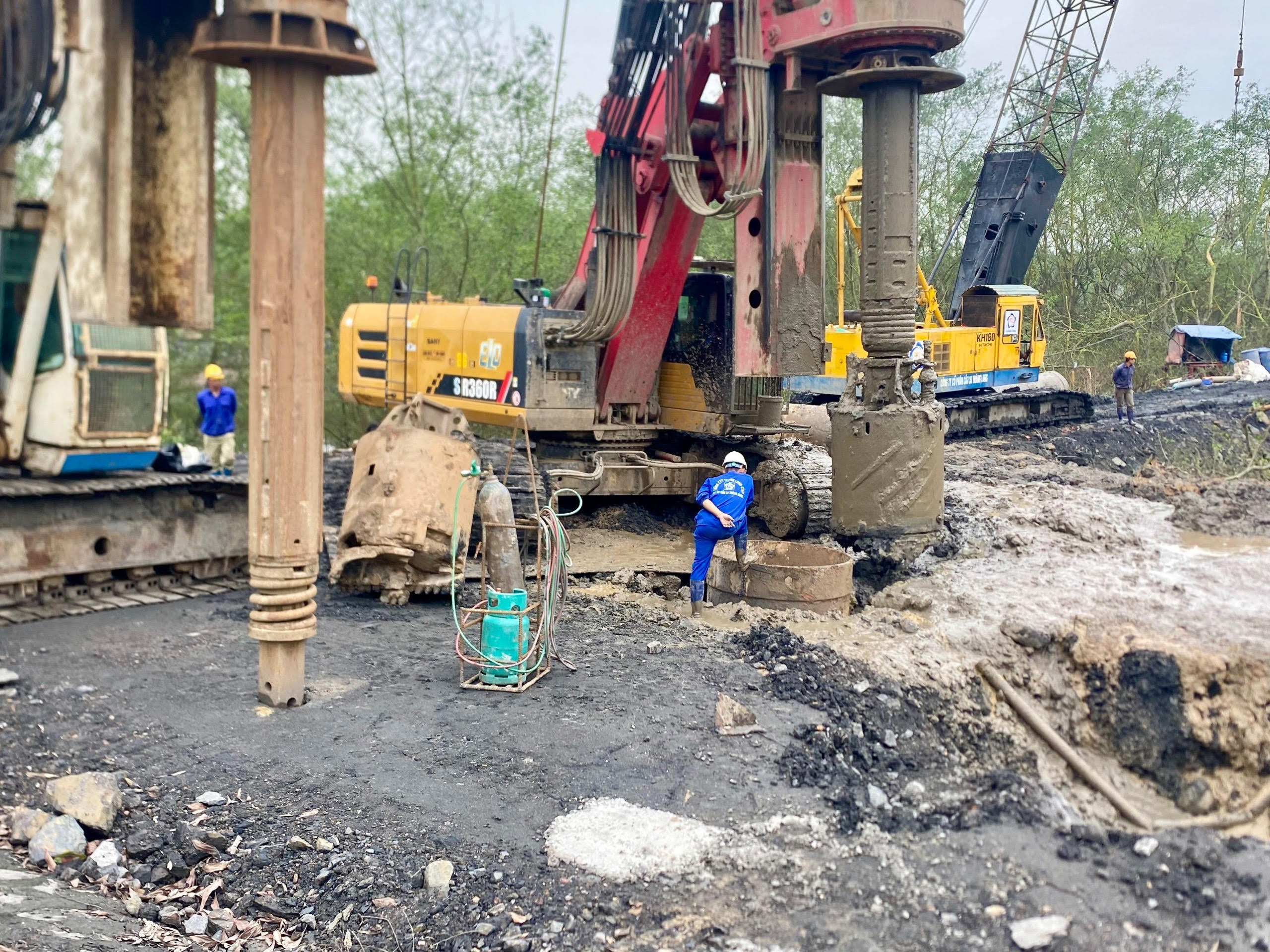 Đẩy nhanh tiến độ đường ven sông kết nối từ cao tốc Hạ Long - Hải Phòng đến thị xã Đông Triều- Ảnh 2.