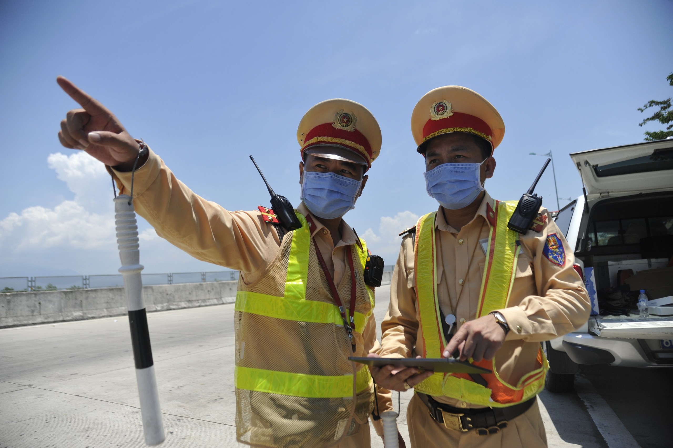 CSGT mặc thường phục, bí mật phát hiện, xử lý người sử dụng rượu bia vẫn điều khiển xe- Ảnh 4. CSGT mặc thường phục, bí mật phát hiện, xử lý người sử dụng rượu bia vẫn điều khiển xe- Ảnh 4.