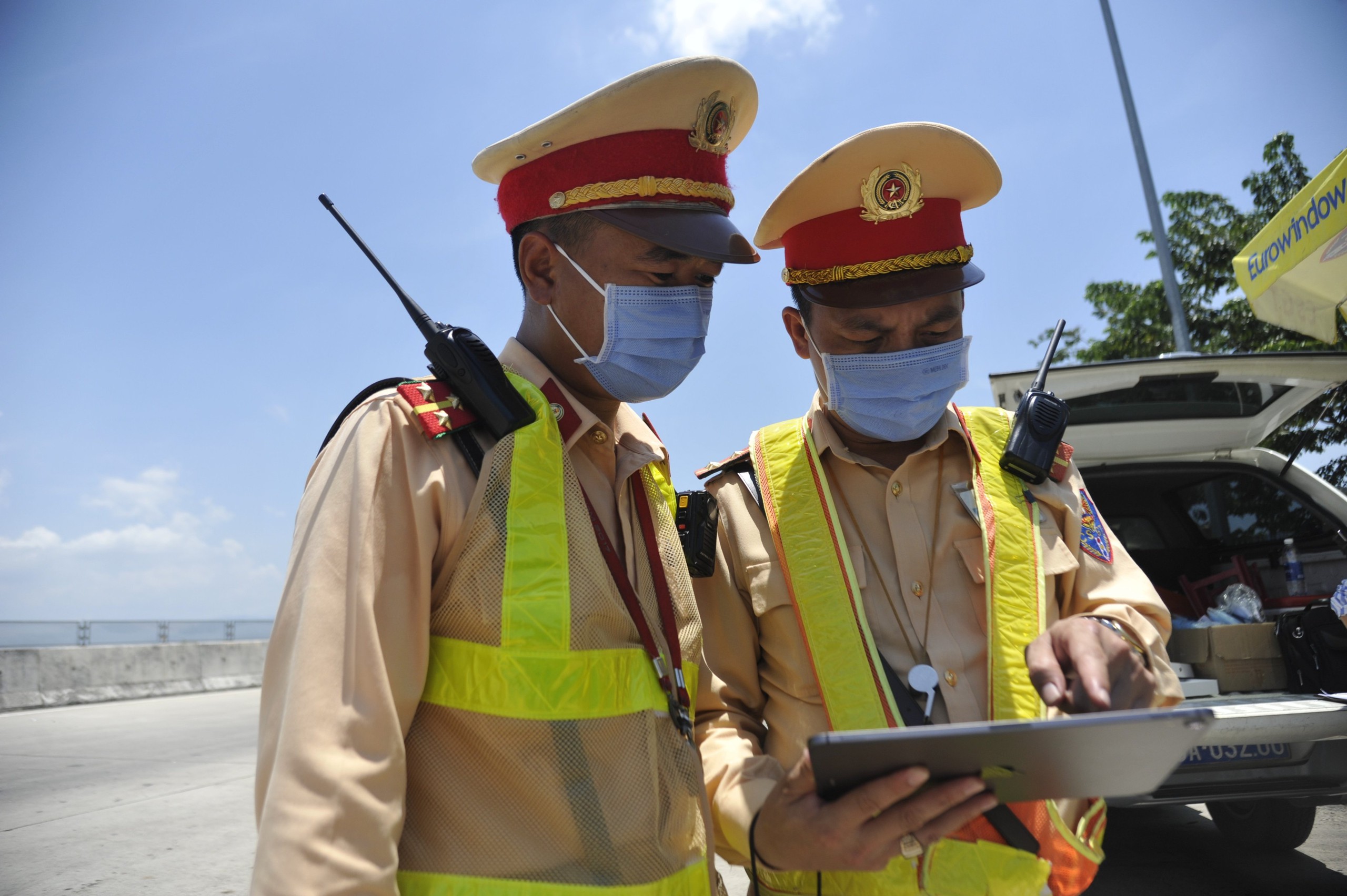 CSGT mặc thường phục, bí mật phát hiện, xử lý người sử dụng rượu bia vẫn điều khiển xe- Ảnh 1. CSGT mặc thường phục, bí mật phát hiện, xử lý người sử dụng rượu bia vẫn điều khiển xe- Ảnh 1.