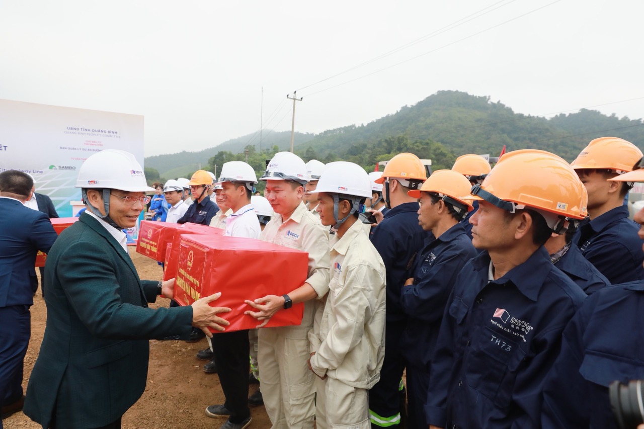 Bắt đầu thi công xây dựng hầm đường sắt qua đèo Khe Nét hơn 2.000 tỷ đồng- Ảnh 4. Bắt đầu thi công xây dựng hầm đường sắt qua đèo Khe Nét hơn 2.000 tỷ đồng- Ảnh 4.