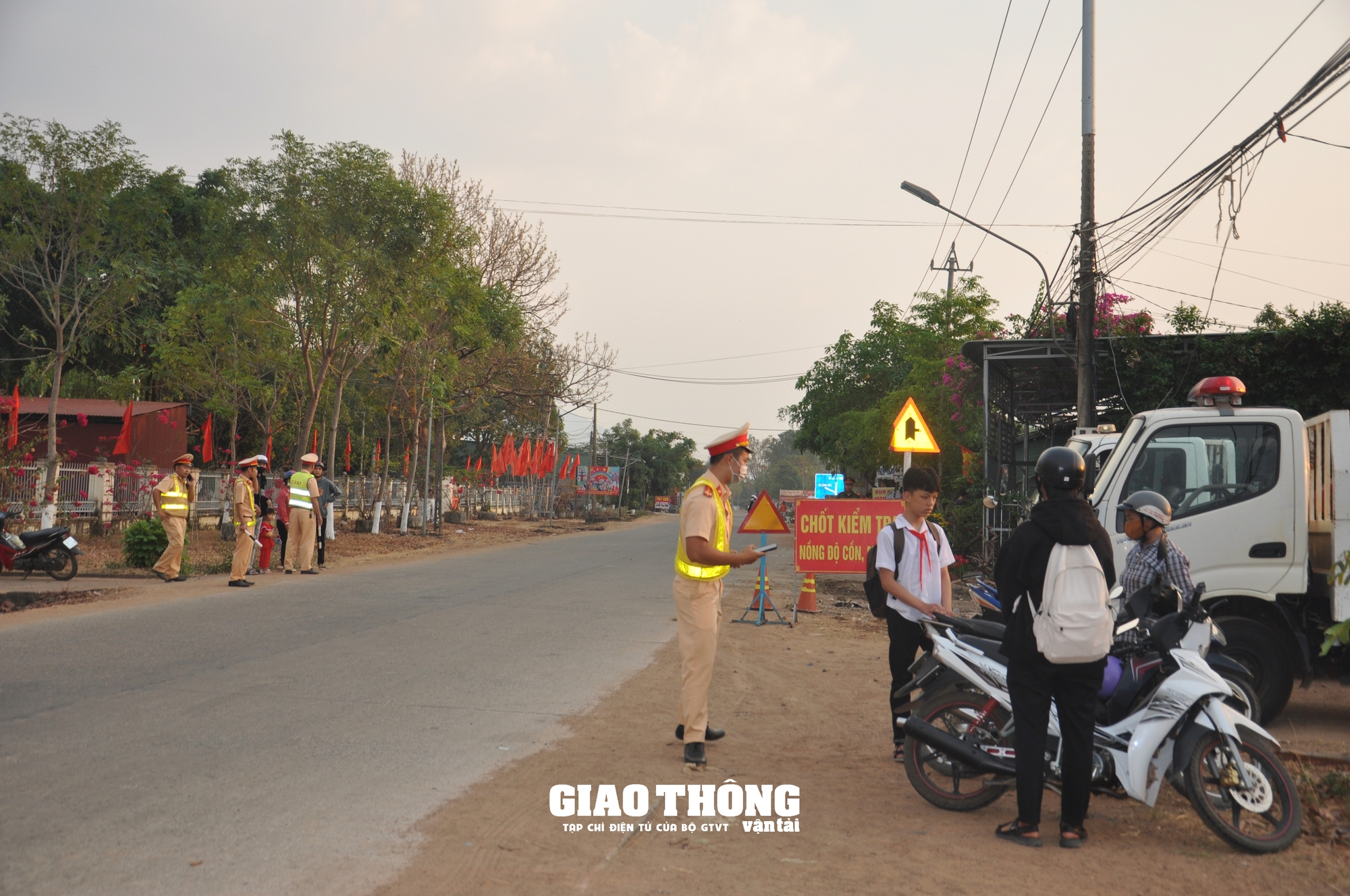 Gia Lai: Ngăn chặn tình trạng học sinh, thanh thiếu niên điều khiển phương tiện khi không có giấy phép lái xe - Ảnh 4.