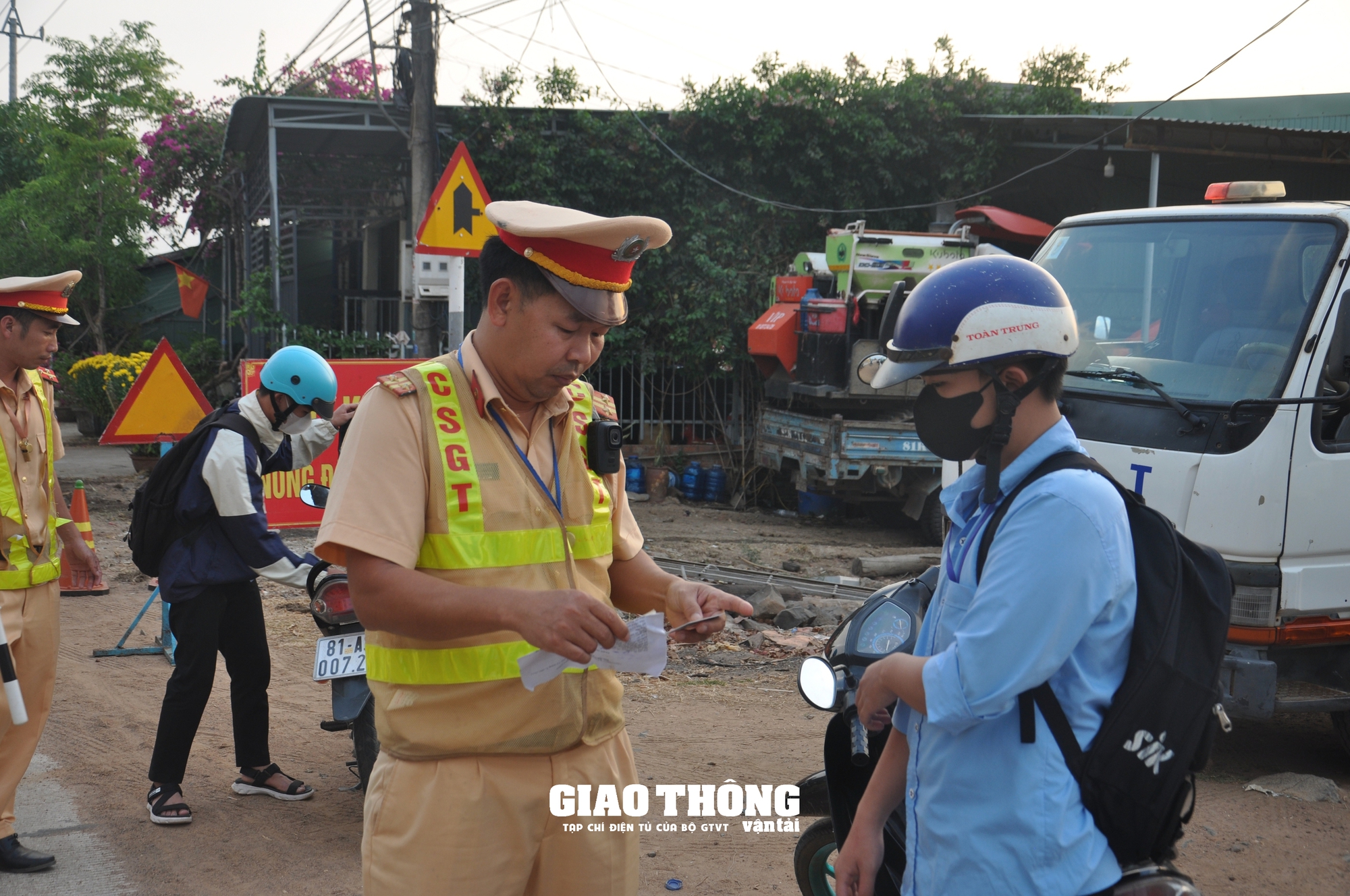 Gia Lai: Ngăn chặn tình trạng học sinh, thanh thiếu niên điều khiển phương tiện khi không có giấy phép lái xe - Ảnh 3.