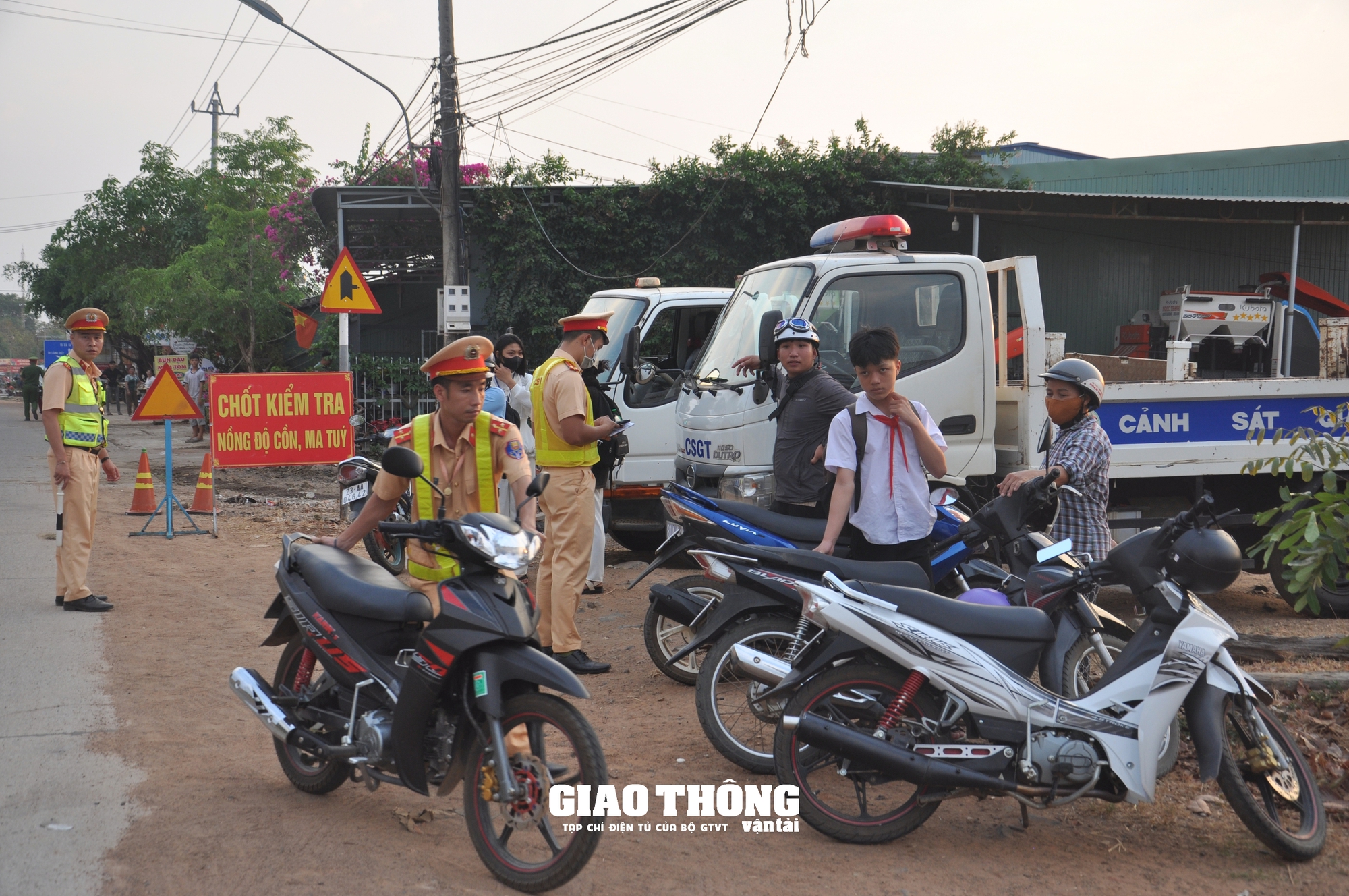 Gia Lai: Ngăn chặn tình trạng học sinh, thanh thiếu niên điều khiển phương tiện khi không có giấy phép lái xe - Ảnh 2.
