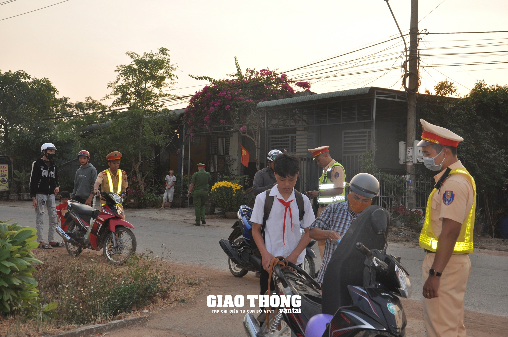 Gia Lai: Ngăn chặn tình trạng học sinh, thanh thiếu niên điều khiển phương tiện khi không có giấy phép lái xe - Ảnh 1.